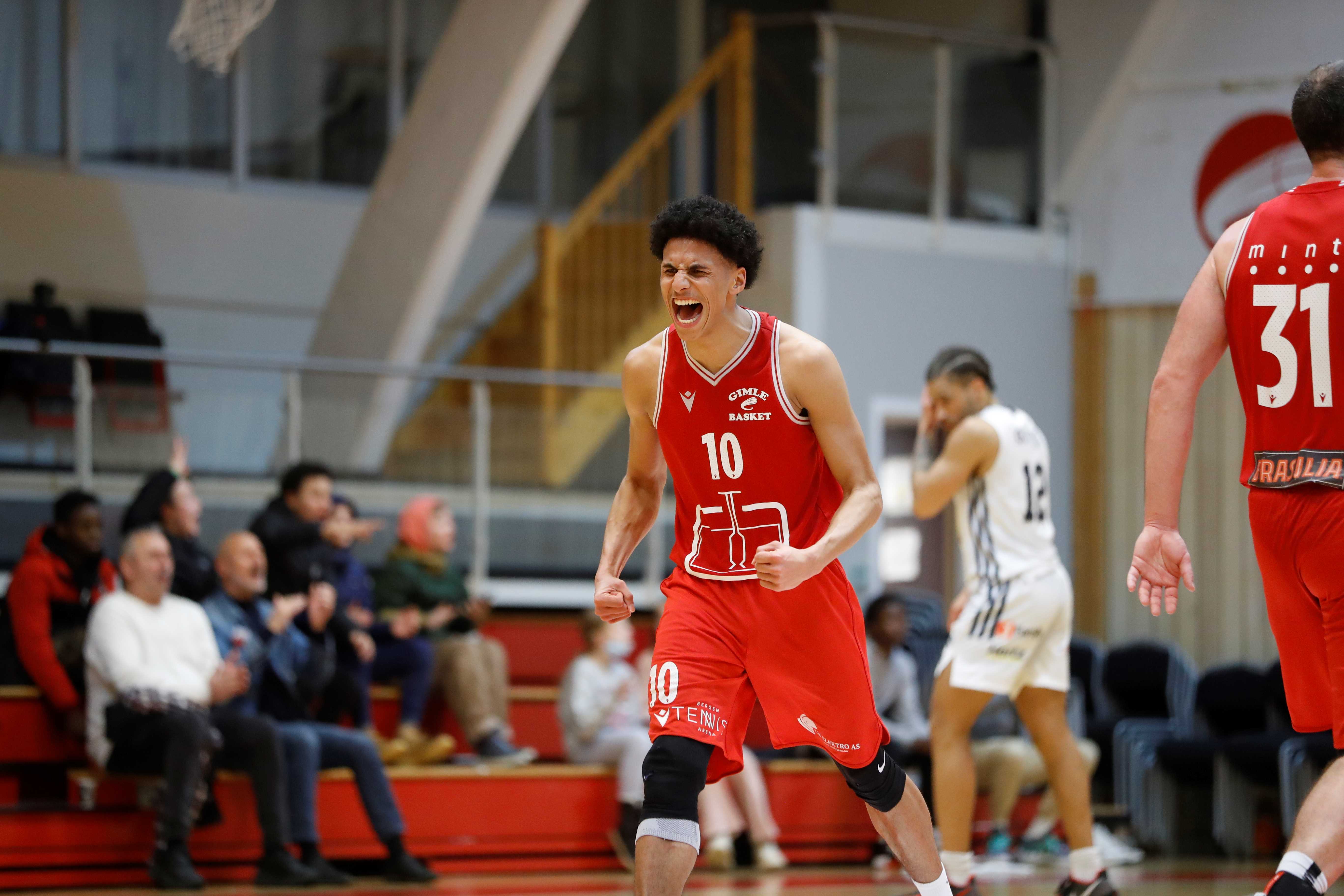 Lars Fredrik Espe og Gimle kunne juble etter 97-95 over Kongsberg Miners. Landslagsguarden var en av de sentrale spillerne i toppkampen og endte med 18 poeng, 8 assists og 7 returer.
FOTO: NICHOLAS NORENG 