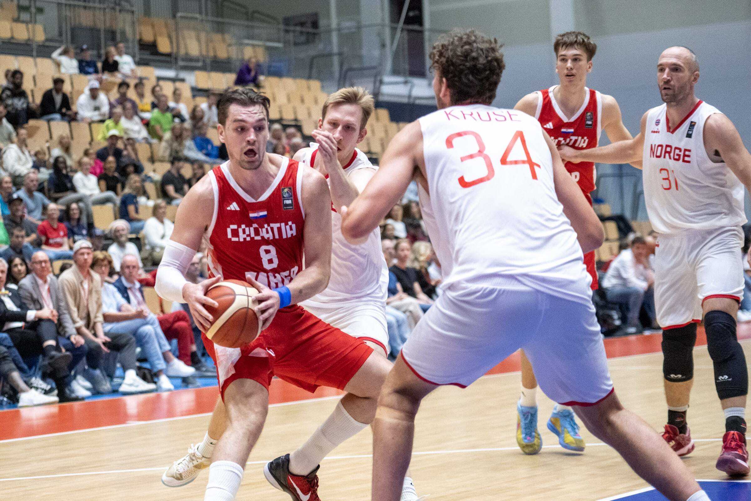 Mario Hezonja var til tider ustoppelig for Norges forsvar og var kampens suverene toppscorer med 27 poeng. Her dekkes Real Madrid-stjernen av William Kruse (nr 34) og Andrija Blatancic. Bak ser vi Milovan Savic.
FOTO: ASTRID HAGLAND GJERDE 