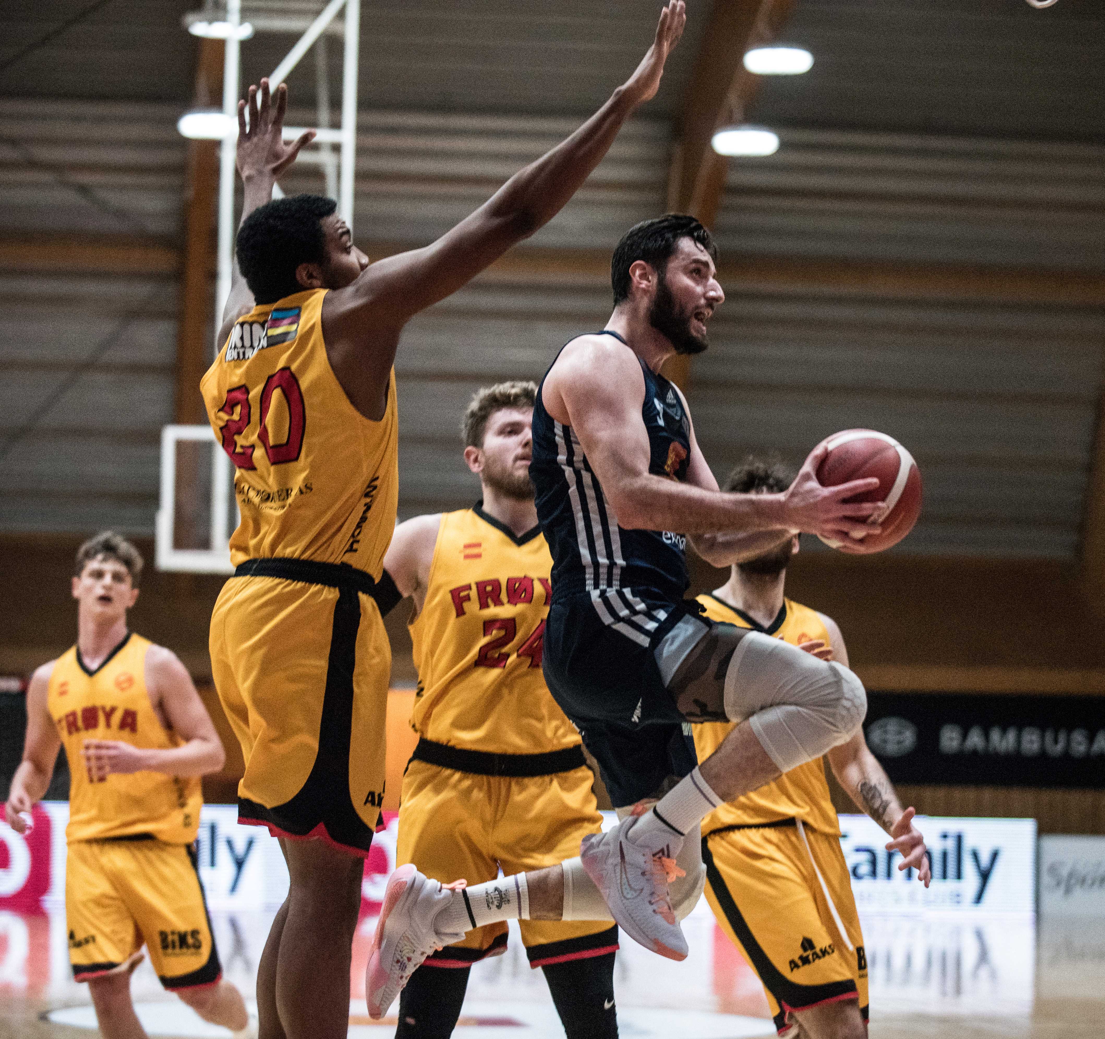 Ognjen Nisavic leverte solid for Kongsberg Miners med 16 poeng, 7 returer og 7 assists mot Frøya. Bildet er fra lagenes møte i Kongsberghallen i desember og viser den serbiske guarden i en drive mellom Wayne Stewart (nr 20) og Faris Verlasevic. Bak til venstre ser vi Ionas Berg Garras.
FOTO: ERIK BERGLUND 