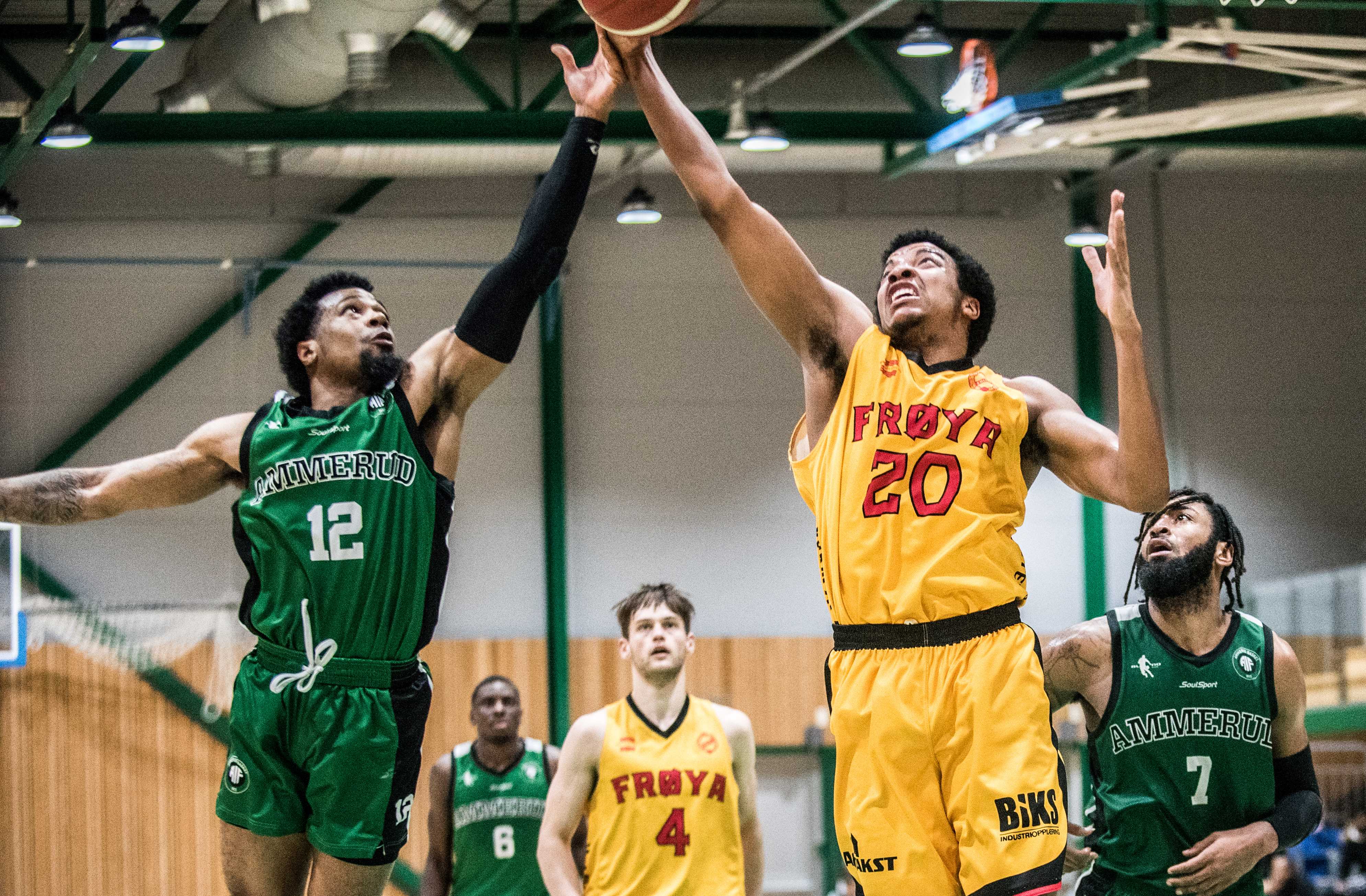 AJ Harris (til venstre) og Wayne Stewart spilte sammen i New Mexico State, har dominert i hvert sitt Firi-ligalag denne sesongen og havner på lag igjen i Hobart Chargers på Tasmania om få måneder. Her forsøker Harris å stoppe Stewart fra å score to av toppscorerens 26 poeng i torsdagens kvartfinale. Til høyre er Jordan Session og bak i bildet ser vi Johan Flaa (nr 4) og Mustafa Dibba.
FOTO: ERIK BERGLUND 