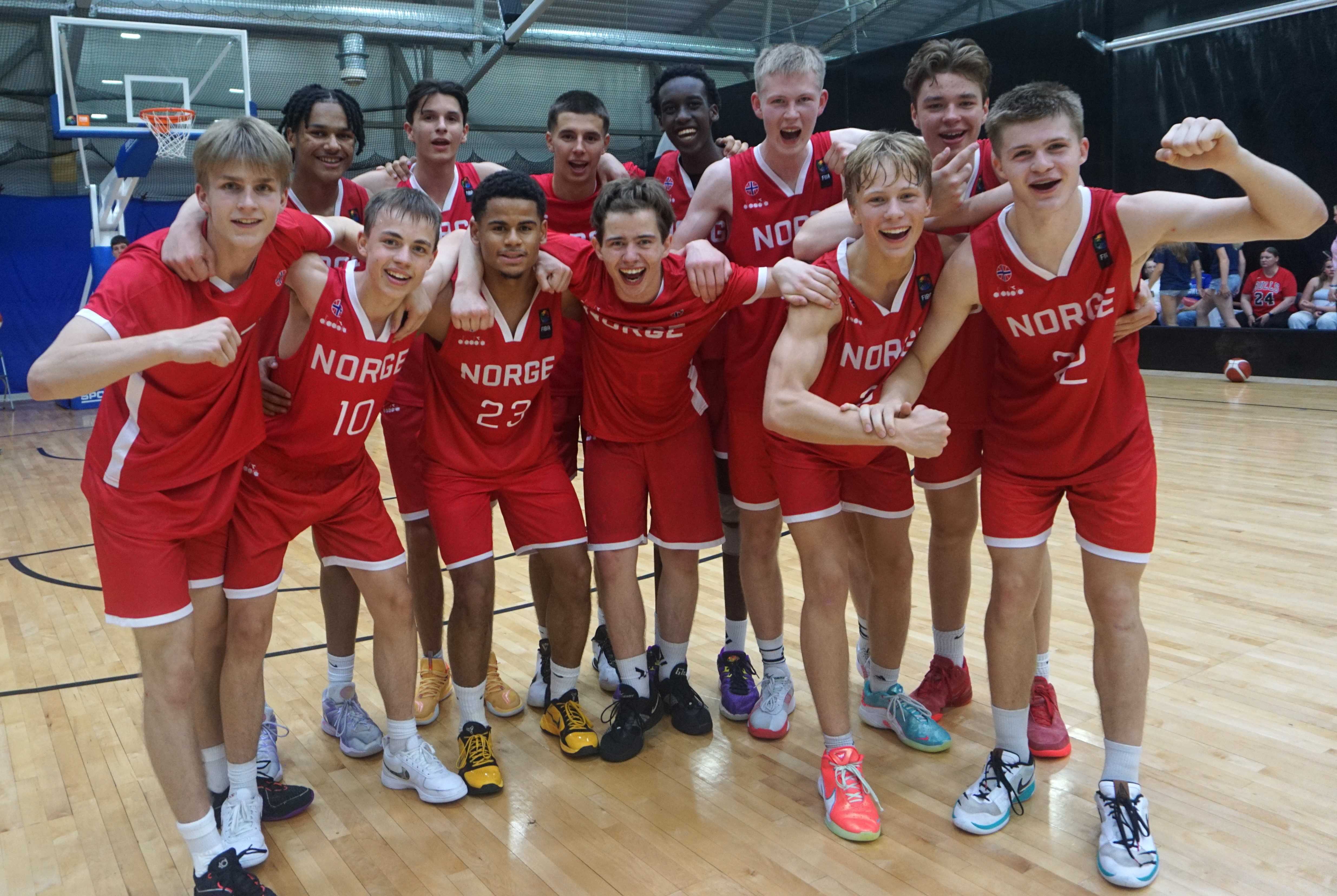 Glade norske U16-gutter etter 79-65-seieren over Finland i nordisk mesterskap onsdag. Fra venstre Gustav Henry Kolbeinsen, Malik Abdul Rauf (bak), Kristian Zeppos, Felix Bull-Pollastri, Marcus Alleyne, Viktor Prus, Gustav Fredriksen Schjem, Yannis-Carel Ihorimbere, Sverre Berge Hannisdal, Isak Ulveseth, Nordahl Farstadvoll-Furnes og Oskar Falba.
FOTO: ARILD SANDVEN 