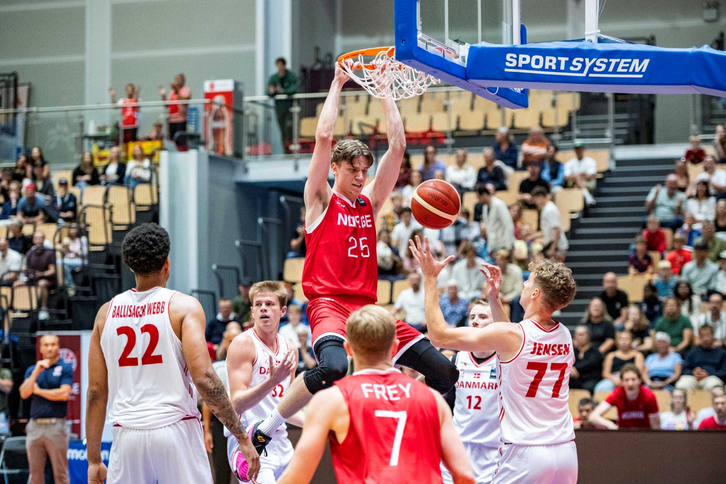 Hallvard Venstad Staff dunker inn to poeng i bortekampen mot Danmark i Farum Arena i København 2. august.
FOTO: FIBA.COM 