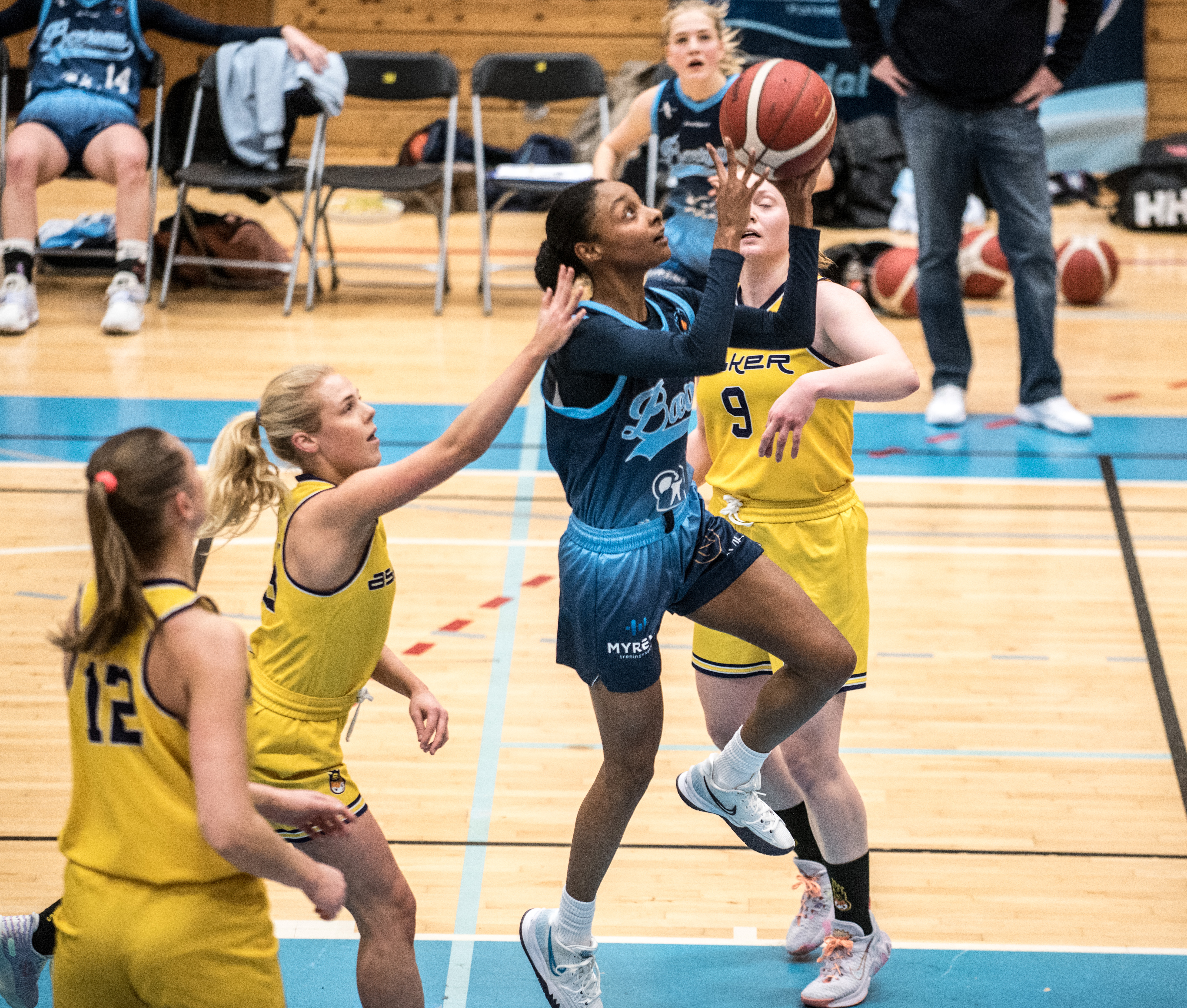 Raziyah Farrington var suveren toppscorer med 26 poeng i lokaloppgjøret mot Asker Aliens, og hadde i tillegg 9 returer, 4 steals og 3 assists. Her er Bærum-guarden på vei opp mot en ny scoring, mellom Julie Skorpen og Siri Granheim (nr 9). Til venstre i bildet er Karianne Øysted Sørbye.
FOTO: ERIK BERGLUND  