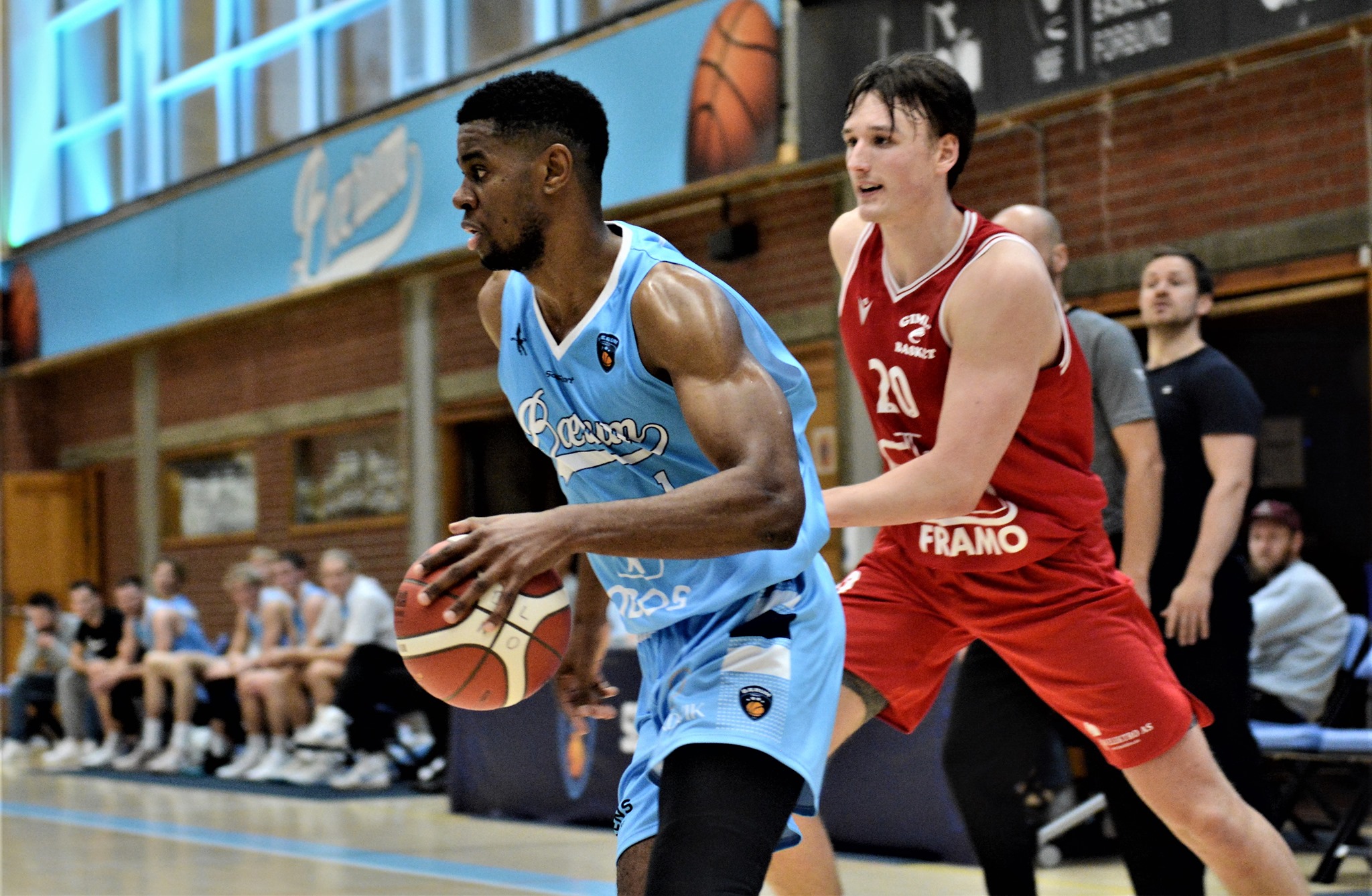 Yannick Anzuluni ble kampens store spiller med blant annet 32 poeng, 10 returer og 5 assists da Gimle ble slått 81-74. Eivind Lamo var Gimles mestscorende spiller med 19 poeng, men ble hemmet av feiltrøbbel og måtte ut med 5 feil tidlig i 4. periode. Bildet er fra lagenes møte i Nadderudhallen 18. oktober, da Gimle vant 89-77.
FOTO: MARIANNE MAJA STENERUD 