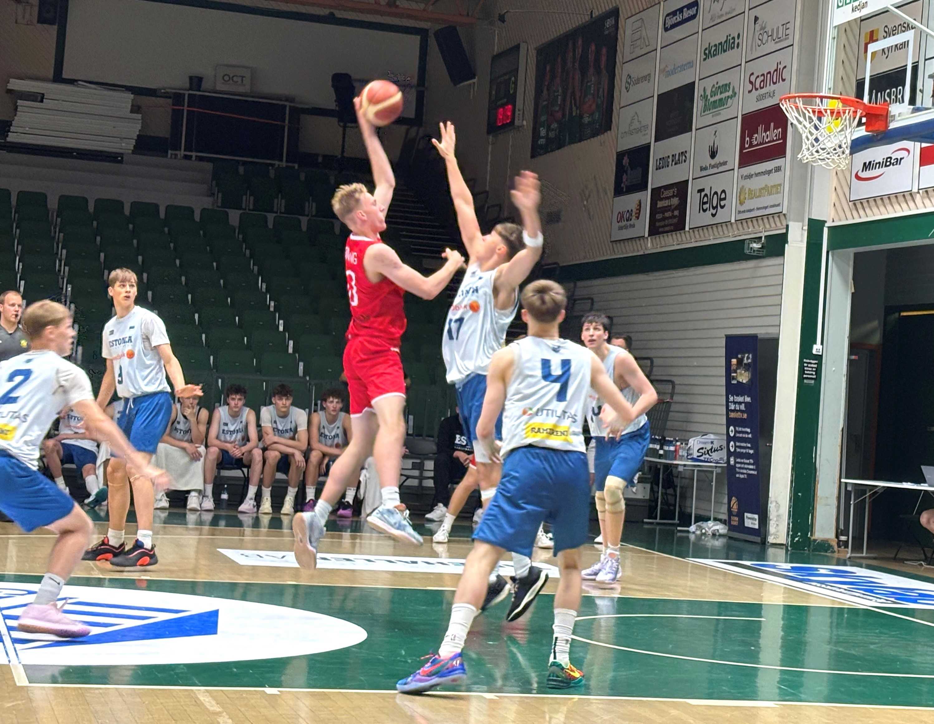 Christoffer Rønning går sterkt opp mellom fem estere og legger et skudd over Kaur-Kenneth Tomann.
FOTO: ANITA TOPDAL 