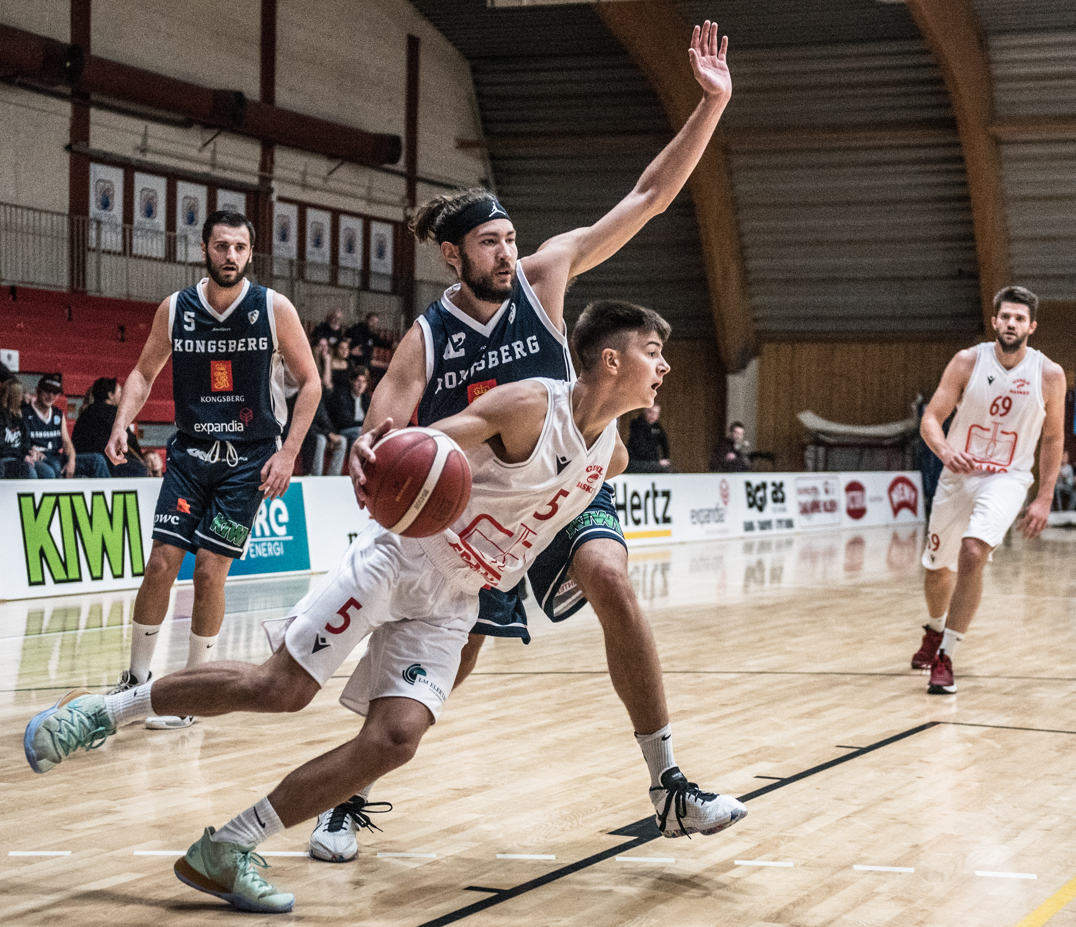 Morten Osland ble toppscorer med 27 poeng mot Centrum Tigers, og avgjorde kampen tre 3-poengere på ett og et halvt minutt mot slutten av tredje periode. Bildet er fra Gimles seier over Kongsberg Miners forrige helg og viser Osland i en drive mot Marin Mornar. Bak ser vi Ognjen Nisavic (til venstre) og Steinar Rakneberg.
FOTO: ERIK BERGLUND 