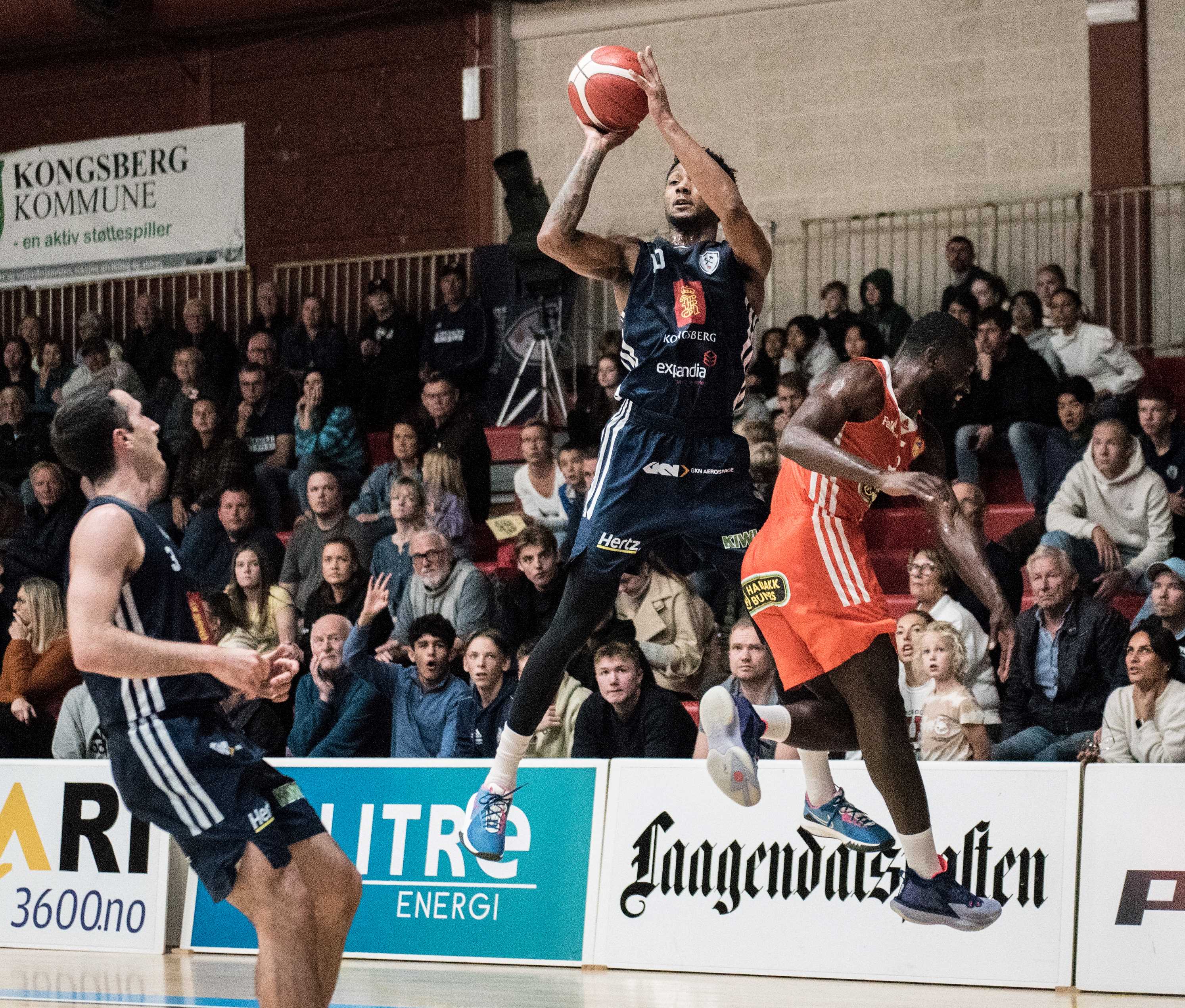 Et halvt sekund igjen av andre periode: Xavier Green går opp på et trepoengsforsøk, blir feilet av Fiifi Aidoo, tildelt tre straffekast - og setter alle, til pauseledelse 44-35. Til venstre i bildet er Kongsberg Miners' kaptein, Juan Ferrales.
FOTO: ERIK BERGLUND 