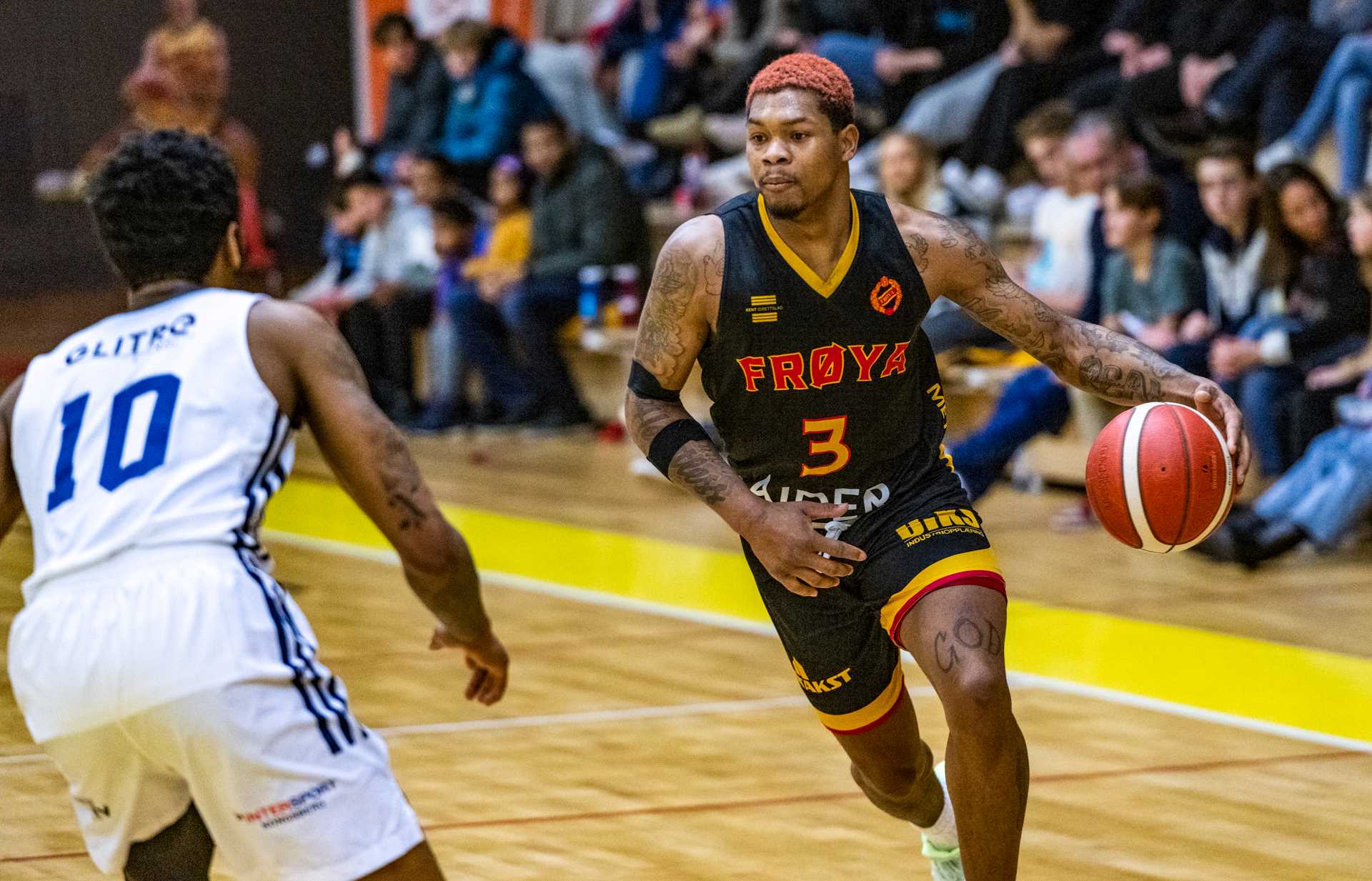 Duell i duellen; John Knight (med ballen) og Xavier Green var de store underholderne i hvert sitt lag i Frøya Arena. Knight ble bandasjert og lappet sammen og spilte med smerter i albue og ankler, men var på banen i 40 minutter og ledet Frøya til seier med 35 poeng, 8 assists, 4 steals og  6 strake poeng som avgjorde kampen i sluttminuttene. Green var Kongsbergs fremste angrepsvåpen og noterte seg for 26 poeng og 11 returer.
FOTO: ASTRID HAGLAND GJERDE 