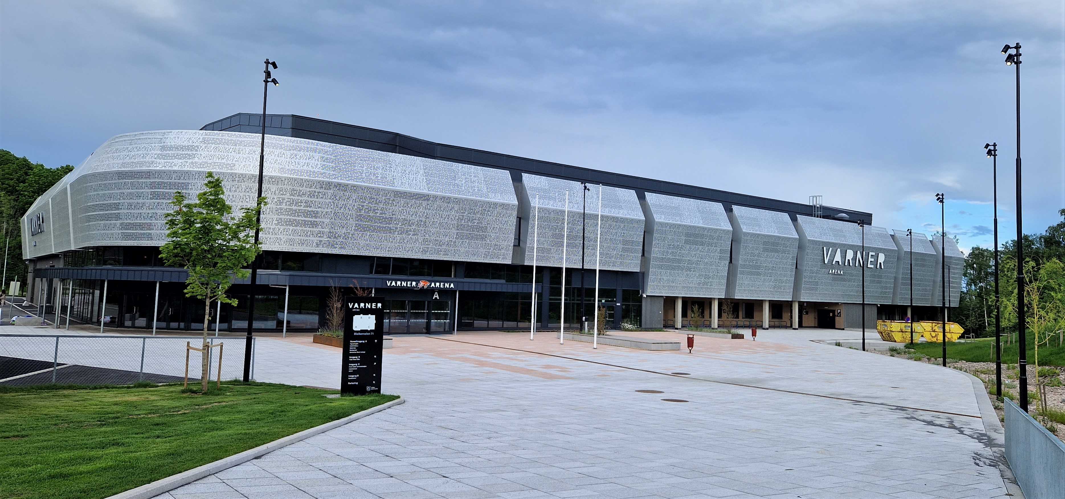 Varner Arena som ble innviet i februar 2022 ligger rett bak den gamle Askerhallen og kun tre minutters gange fra Asker Aliens' hjemmebane Leikvollhallen.
FOTO: ASKER KOMMUNE 