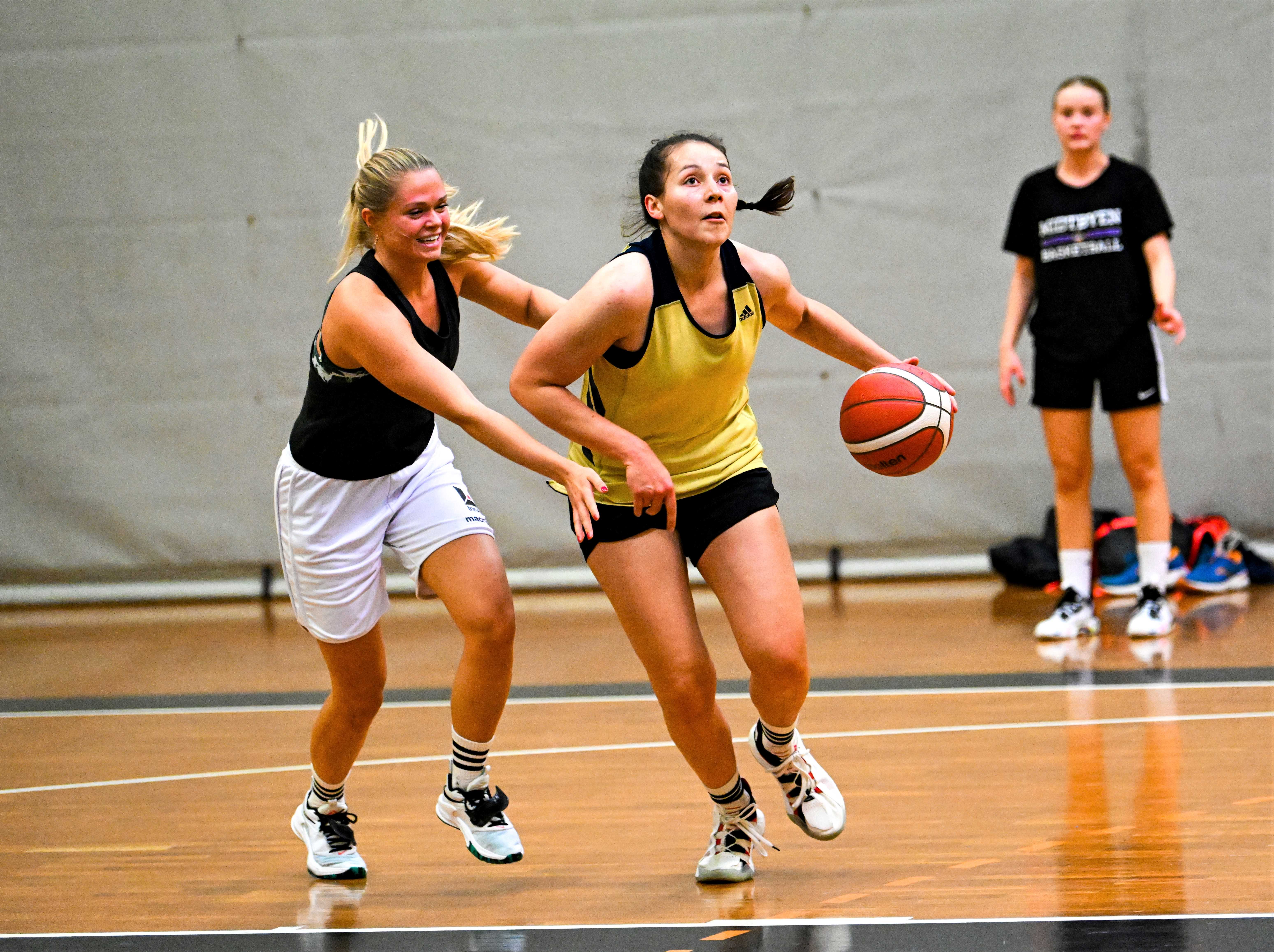 Henriette Höfermann rykket opp i Bundesligaen med Alba Berlin i vår, men er kommet til Trondheim for å ta en mastergrad på NTNU og forsterker Midtbyen iallfall fram til nyttår. Her i en drive mot Emma Tallaksen på trening i Trondheim Spektrum. Bak ser vi Lana Lacken.
FOTO: LARS RUNE SKAUG 