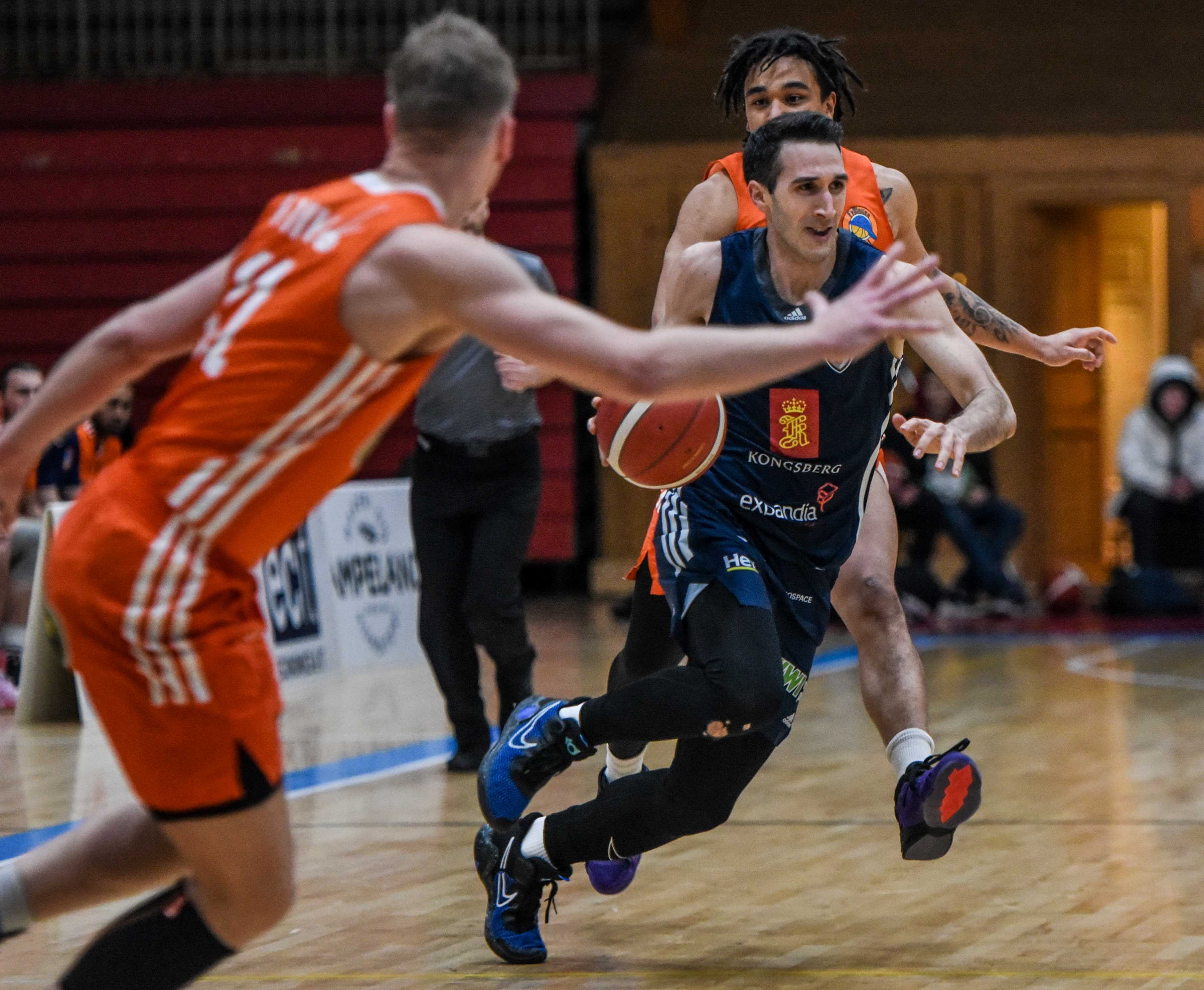 Juan Ferrales i en drive mellom Nikolas Skouen (til venstre) og Jacob Røysland, som for øvrig begge har en fortid i Kongsberg Miners. Ferrales styrte godt for Miners, scoret 24 poeng og hadde 7 assists.
FOTO: ERIK BERGLUND 