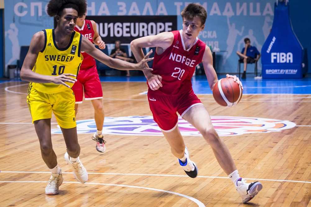 Ludvik Bergseng var på hugget i Norges fjerde EM-kamp, ble toppscorer med 12 poeng og hadde 5 returer, 2 assists og 2 blokker mot Sverige. Her er 2,08-centeren fra Sandvika i en sterk drive mot Alliou Nils Fall.
FOTO: FIBA.COM 