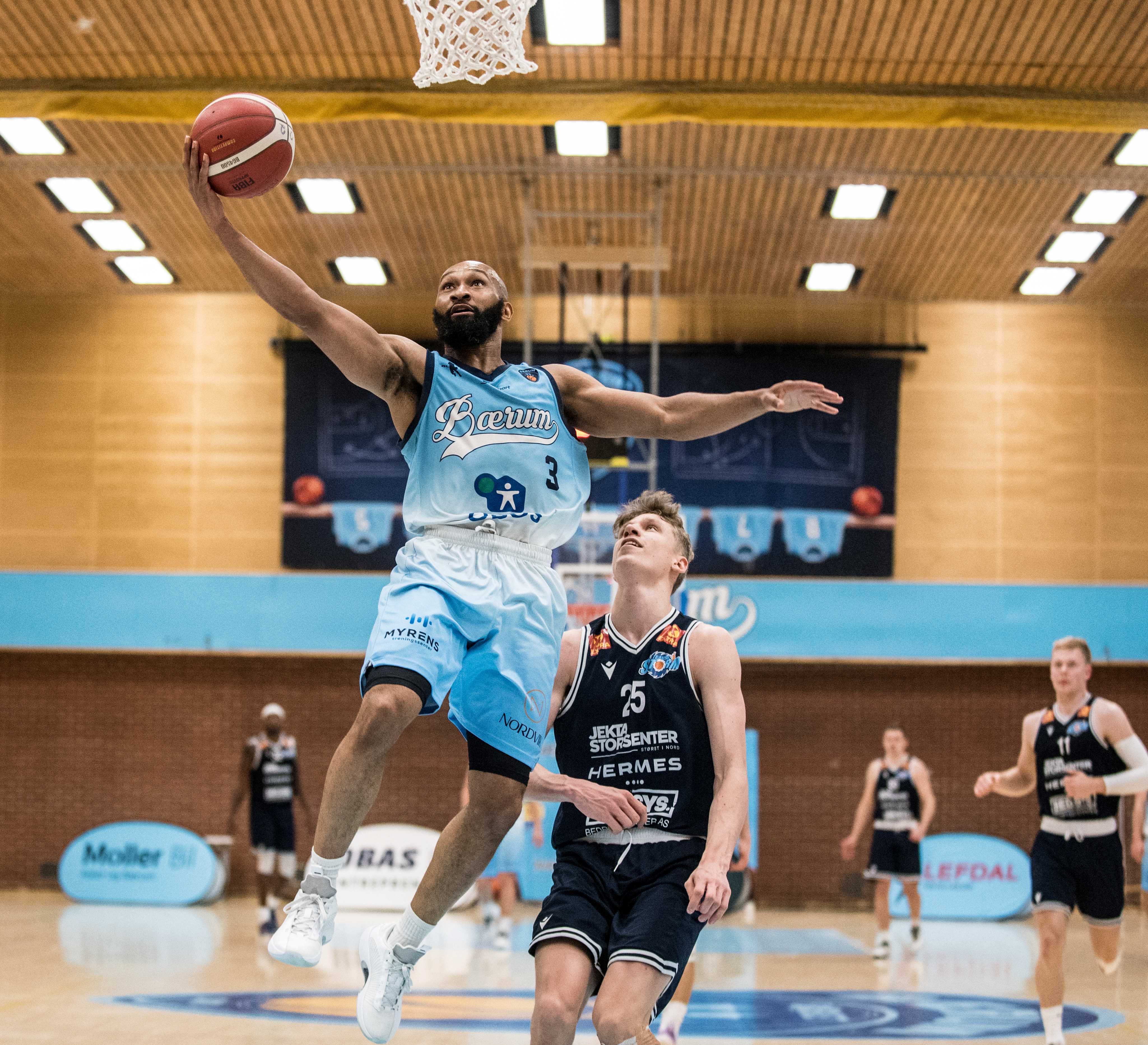 Eric Gilchrese styrte Bærum fra pointguard-plassen og hadde 19 poeng og 8 assists da Tromsø Storm ble slått 94-76 tirsdag. Bildet er fra lagenes møte i Nadderudhallen 13. november i fjor og viser Gilchrese i en layup mot Hallvard Venstad Staff. 
FOTO: ERIK BERGLUND  