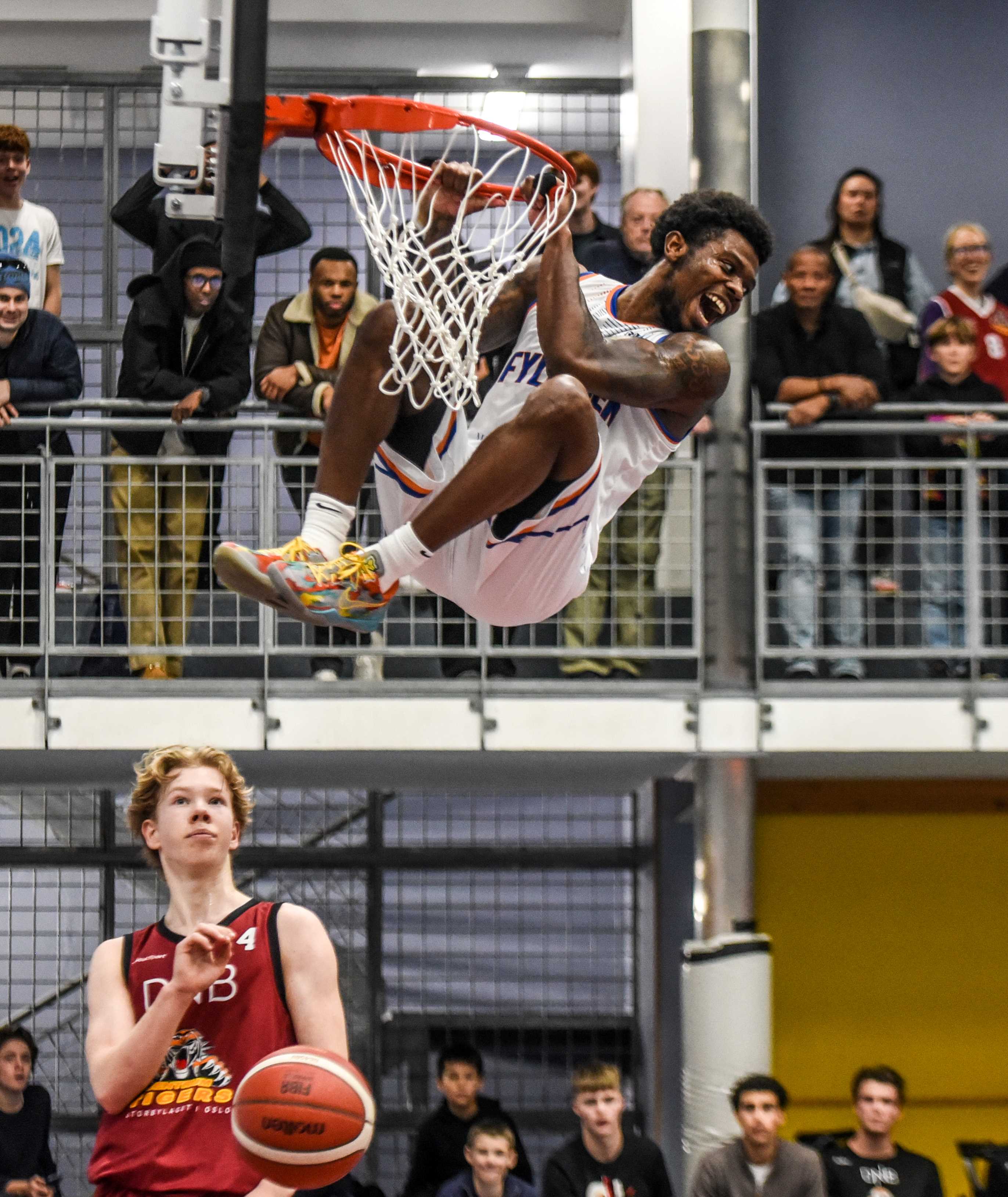 Dashawn Davis er ikke mest kjent for sine dunker, men det er likevel blitt en del i BLNO-sesongen 2024/25, som her mot Centrum Tigers og Sivert Nordheim . - Det er vel blitt 10-12 denne sesongen, sier den 1,88 m lange pointguarden.
FOTO: ERIK B. BERGLUND 