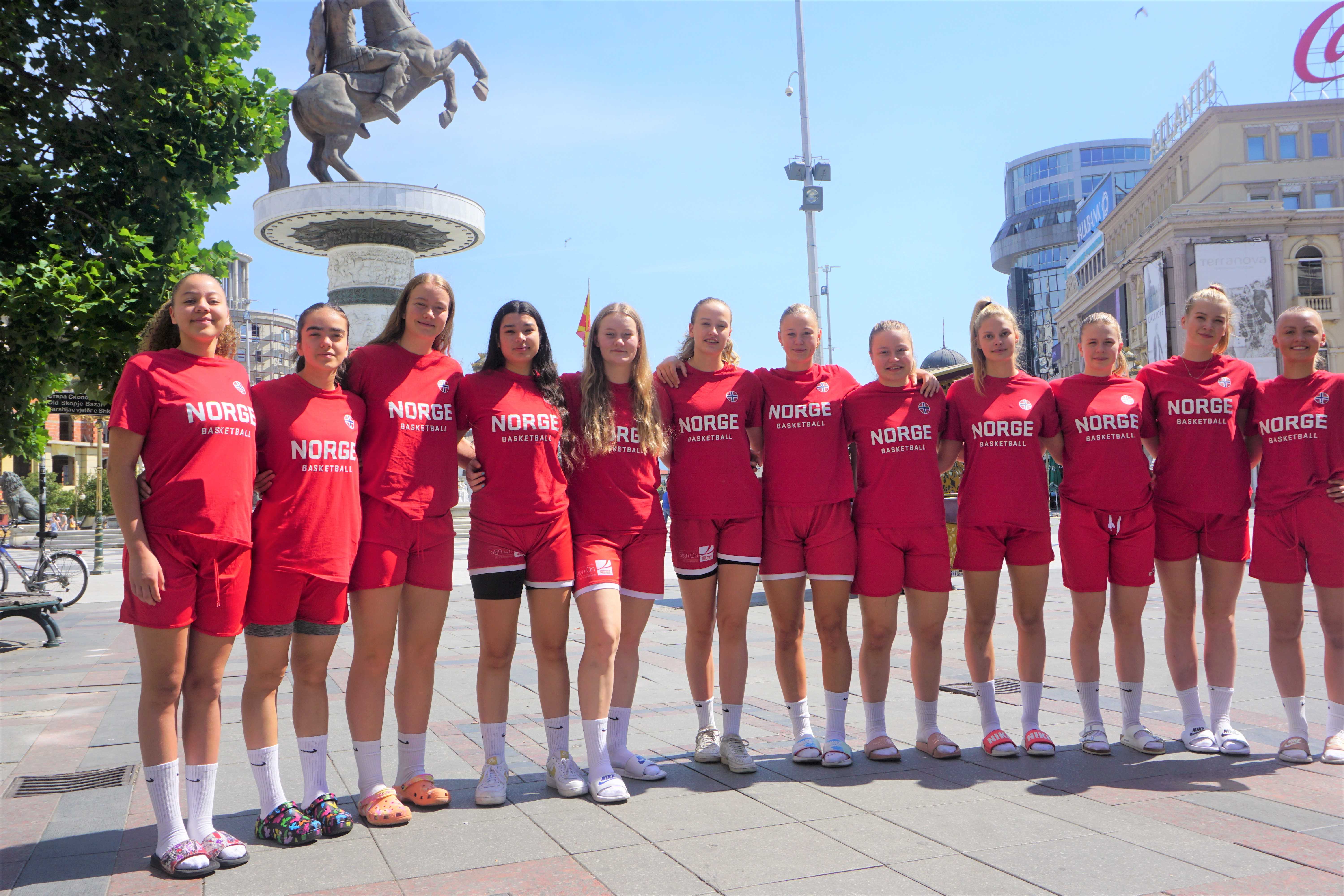 Det norske U20-landslaget foran Makedonia-plassen og Aleksander den store-statuen i sentrum av Skopje fredag. Fra venstre Karyn Sanford, Fatima Mohammad, Synne Jacobsen, Celine Klett, Sunniva Sørbye, Eirin Vreim Holm, Hanne Løkkebø Nybø, Vilde Robertsen Sjåvik, Lara Gianni, Hanna Nordtveit Sand, Maria Thoresen Myklebust og Felicia Dyngeland-Sundén.
FOTO: ARILD SANDVEN 