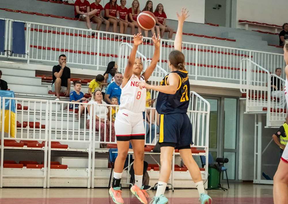 Siena Sanford hadde 13 poeng og ble mestscorende for Norge også i siste kamp mot Bosnia-Hercegovina. Ulriken-guarden var lagets toppscorer i B-EM med totalt 72 poeng, et snitt på 10,3. Bildet er fra kampen mot Ukraina.
FOTO: FIBA.COM 