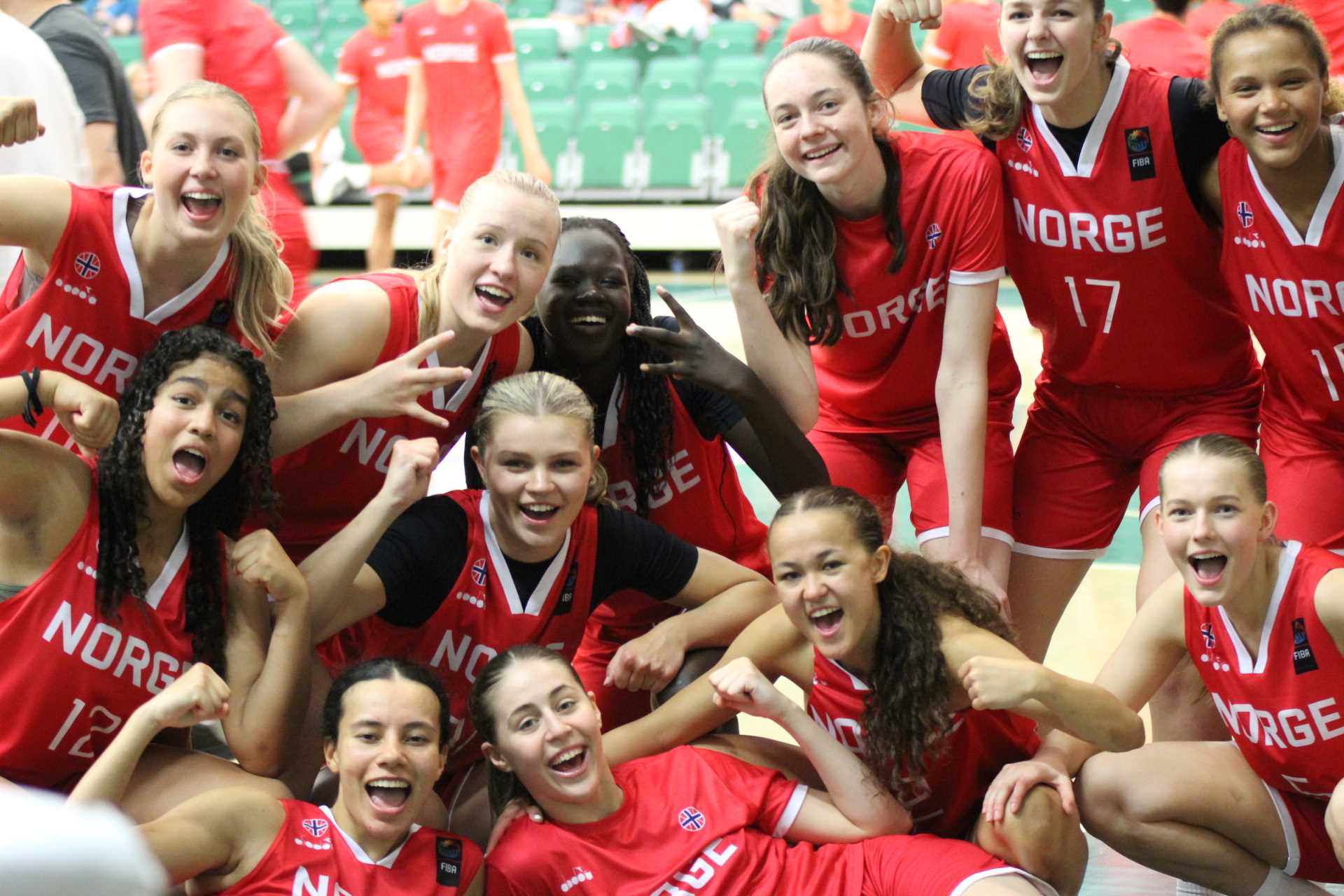 De norske U18-jentene jublet ellevilt etter seieren over Estland på andre dag av nordisk mesterskap i Södertälje. Foran ligger og sitter fra venstre Lina Blanco, Sophia Priestley, Aurora Toyomasu og Hannah Tomren Kristoffersson. Bak fra venstre ser vi Fanny Dyngeland-Sundén, Andrea Fergem Faal, Anna Hovig Wikstrøm, Ida Johansen (foran), Feven Ramse Chol (bak), Tuva Nyland Rotherud, Astrid Laugen og Nora Werenskiold Proctor.
FOTO: SIVERT RØSEID 