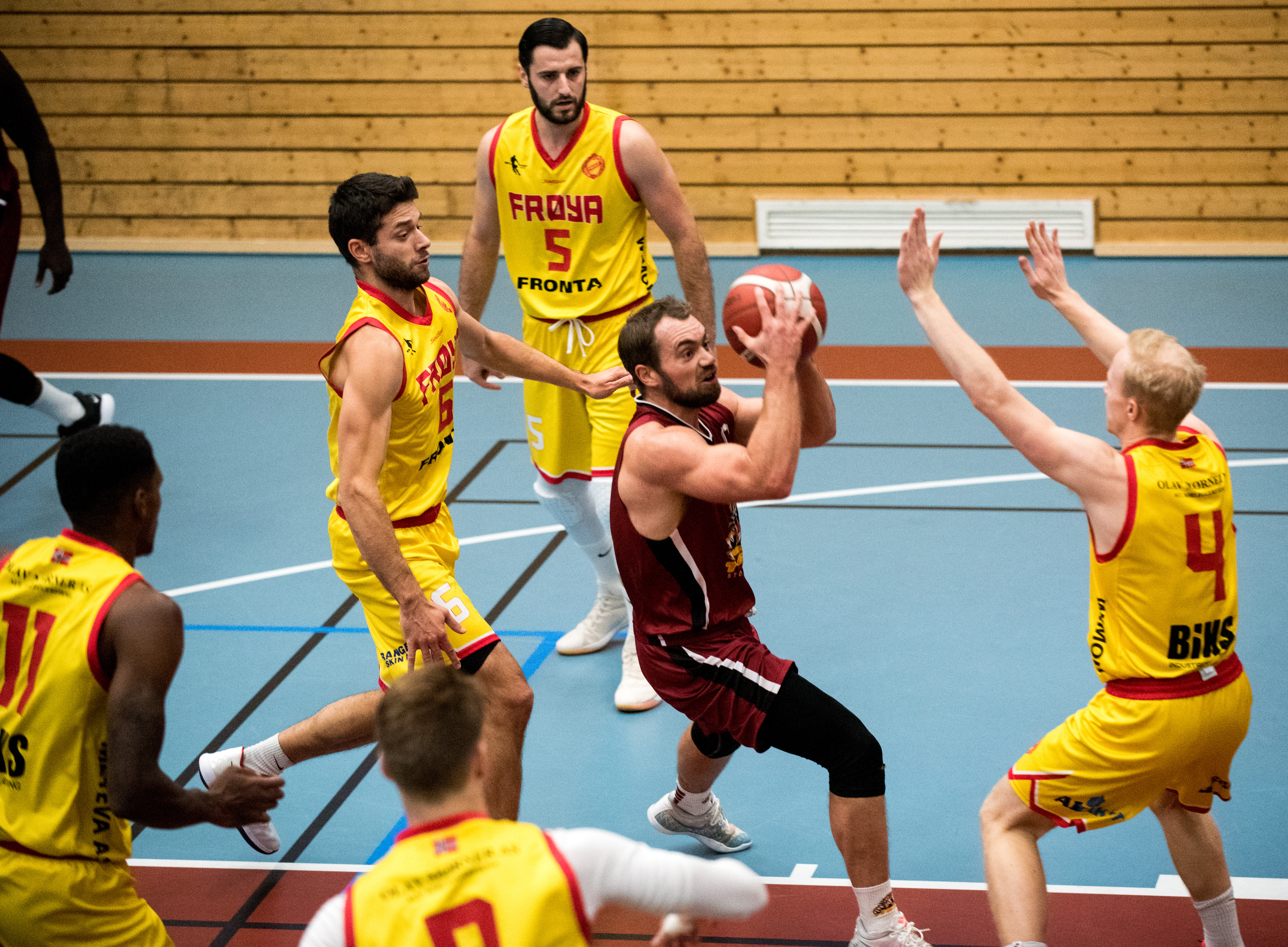 Magnus Midtvedt er vant til å utfordre mot topplagene i ligaen og styre Centrum Tigers' angrepsspill. Her scorer han med et helt Frøya-lag rundt seg. Vi ser fra venstre Armani Flannigan, Nikola Vasojevic, Ognjen Nisavic og Odd Olav Aga.
FOTO: ERIK BERGLUND