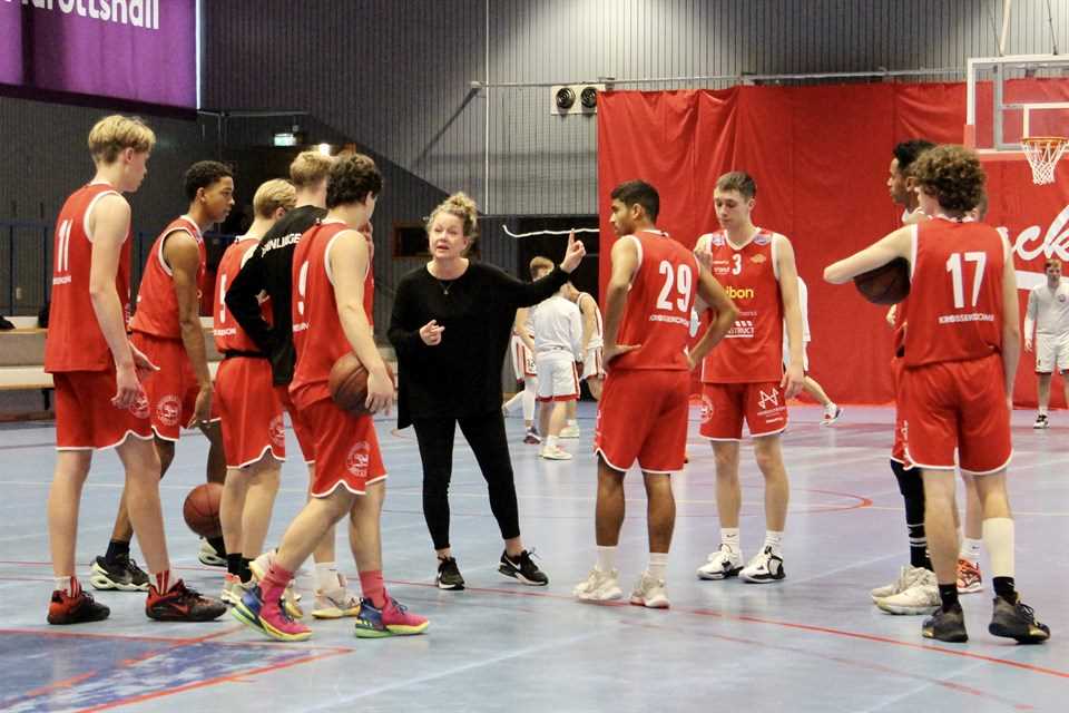 Kine Johansen med Uppsalas U17-gutter, 06-årgangen hun har trent og coachet siden de var tre år gamle og begynte med basketlek. Nå blir den tidligere norske landslagskapteinen hovedtrener for Norges U18-landslag for kvinner, som skal spille nordisk mesterskap i Södertälje og B-EM i Sofia.
FOTO: PRIVAT