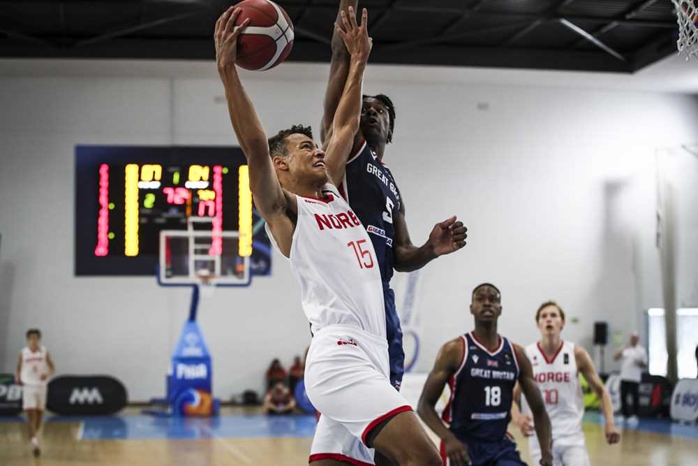 Etienne Aspevik var toppscorer med 18 poeng, det samme som Oscar Hellebust. Her kjemper han seg til et skudd mot Latrell Davis. 
FOTO: FIBA.COM 