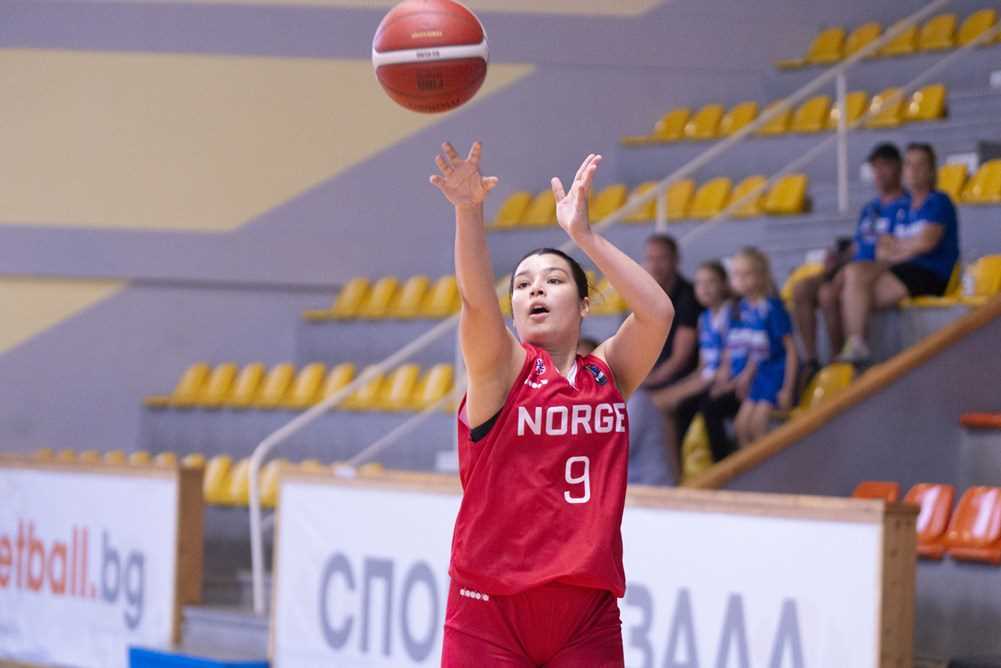 Celine Klett satte tre 3-poengere, ble toppscorer med 13 poeng og hadde også solo-scoringen som ga 43-43 i sluttsekundene og sikret Norge ekstraomgang mot Island. Ulriken-guarden noterte seg i tillegg for 6 returer, 3 assists, 2 blokker og 1 steal.
FOTO: FIBA.COM 