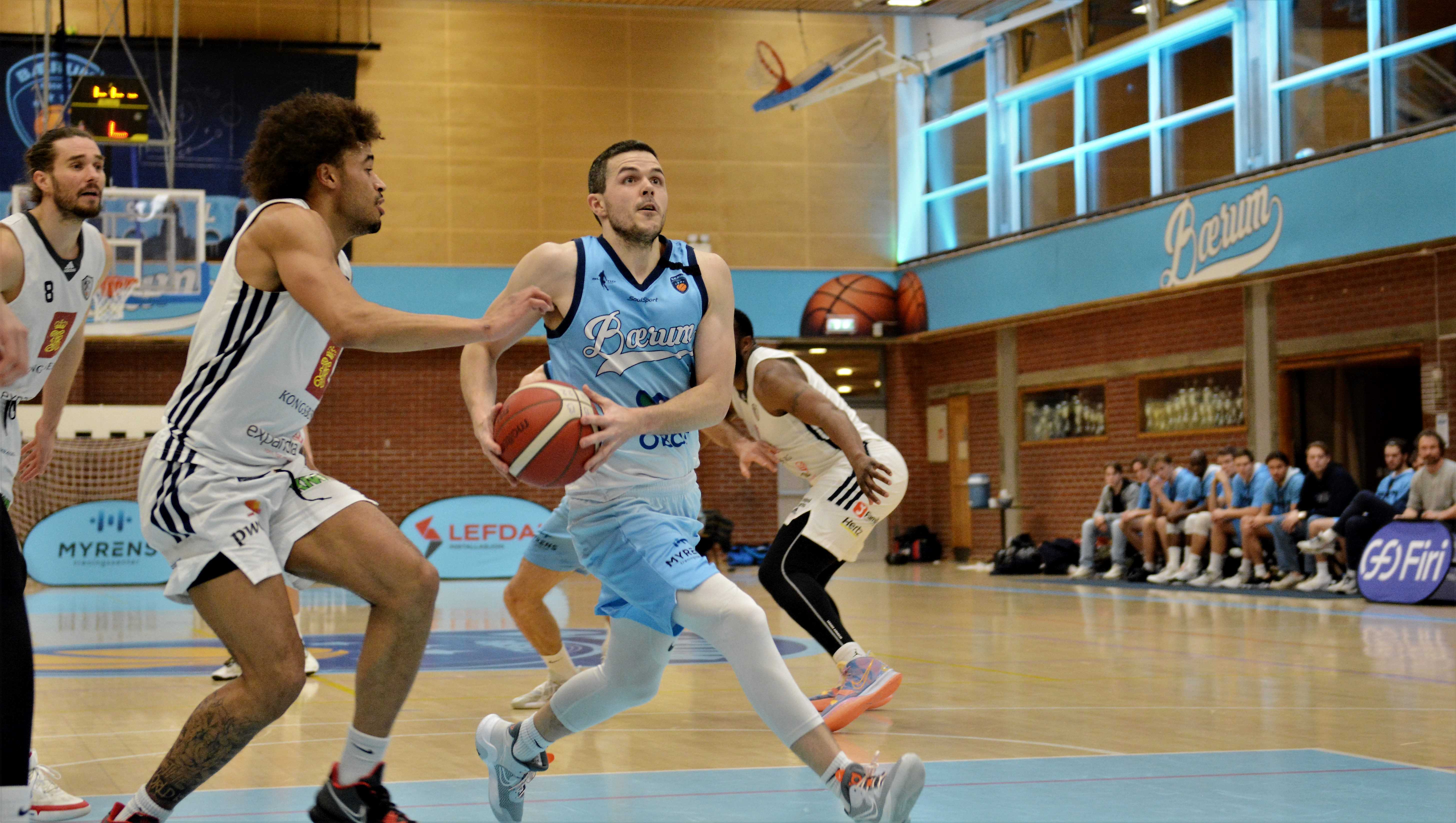 Stian Mjøs åpnet kampen i stor stil, scoret 10 av Bærums 18 første poeng inkludert tre 3-poengere og endte med 20 poeng og 5 assists da Kongsberg Miners ble slått 90-74. Her er Bærum-kapteinen på vei forbi William Lybæk og til en layup. Til venstre i bildet er Torgrim Sommerfeldt.
FOTO: MARIANNE MAJA STENERUD 