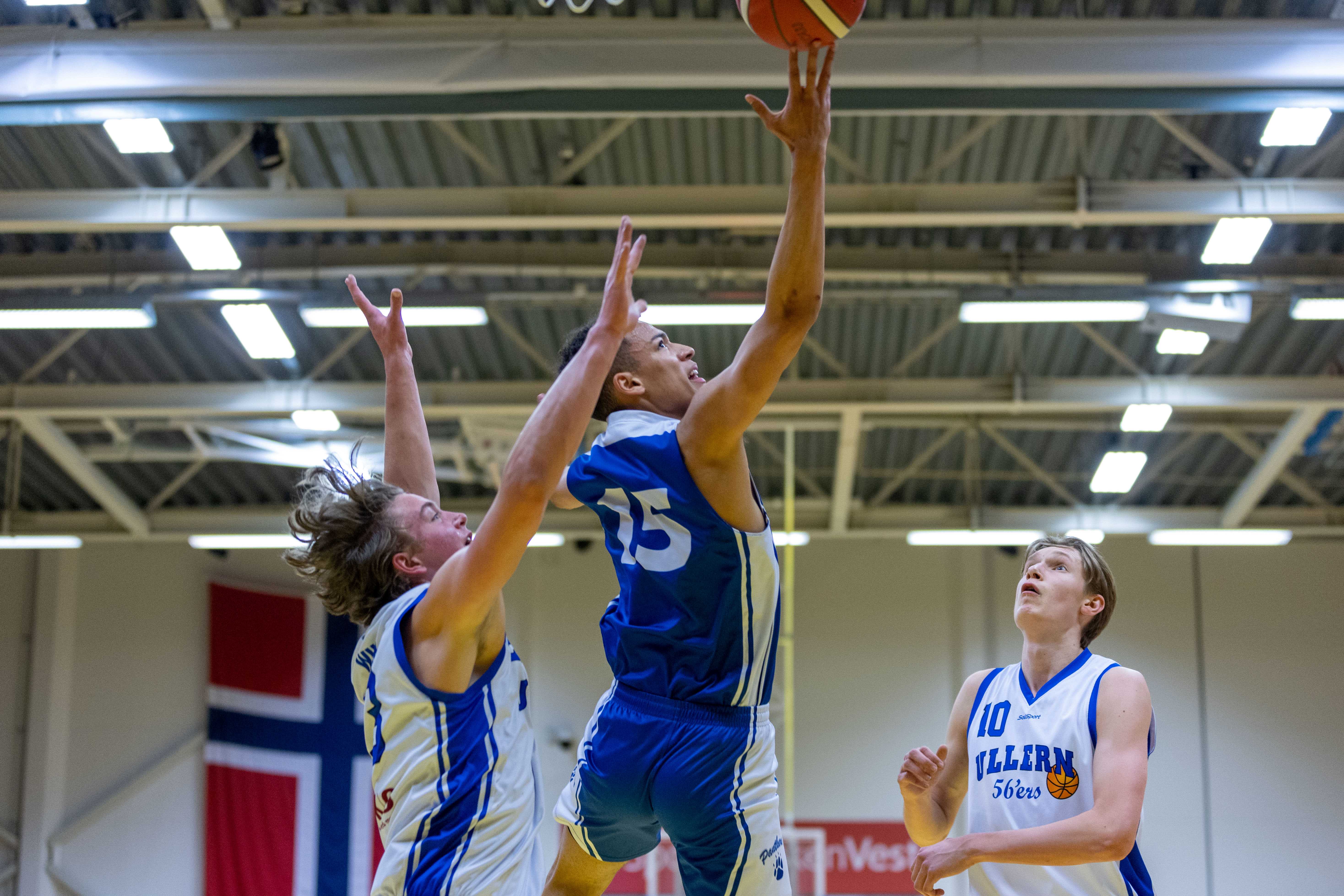 Trio fra søndagens NM-finale i U19 menn som alle får plass i U18-landslagstroppen som samles i Oslo i pinsen. Oppsals Etienne Aspevik i skuddet, flankert av Ullerns Vilji Alexandersson Wiik og Fredrik Kleivdal.
FOTO: BRAGE TITLESTAD 