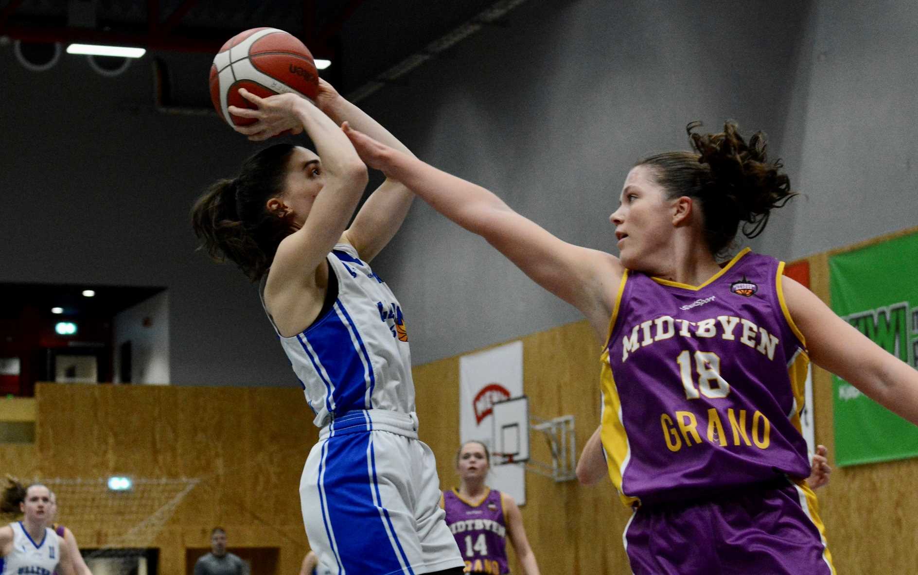 Micol Torresani i skuddet for Ullern, presset av Maja Osmundsvåg. Hjemmelagets italienske pointguard måtte nøye seg med 6 poeng i lørdagens kamp, men hadde 13 assists (!)  - flest i BLNO denne sesngen - og 5 steals.
FOTO: MARIANNE MAJA STENERUD 