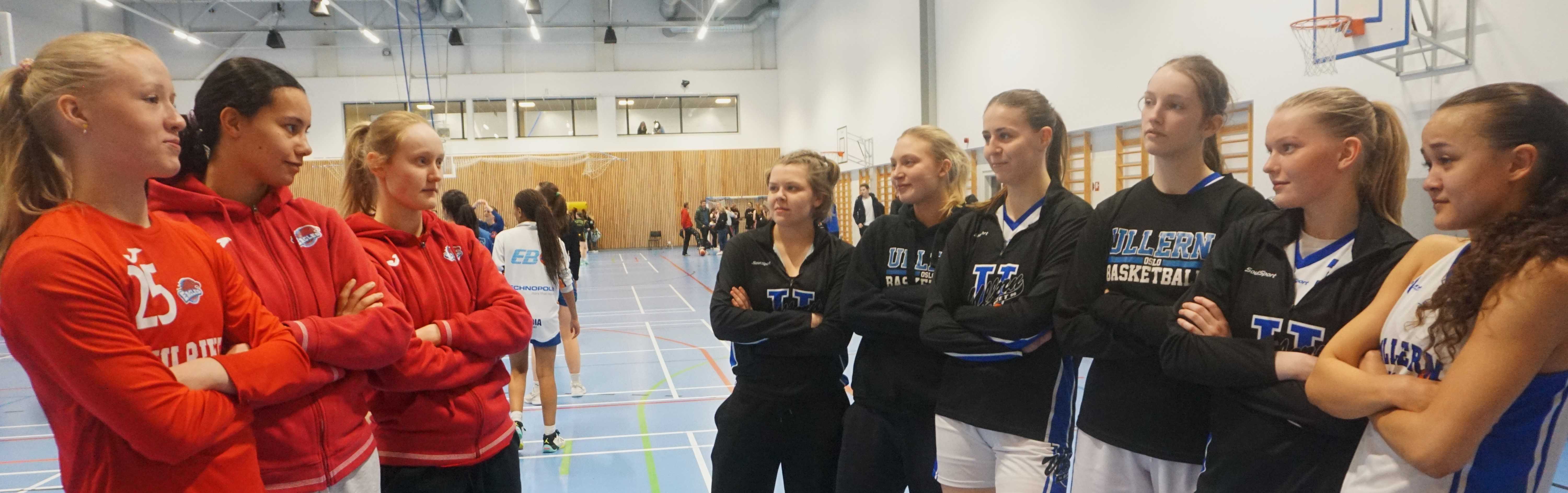 Hvem er sterkest hvis Ulriken Eagles og Ullern møtes i en ny NM-finale? Først må de slå ut henholdsvis EB85 og Kjelsås i semifinaler søndag formiddag. Vinner de, blir det Anna Hovig Wikstrøm (til venstre), Lina Blanco og Aurora Sørbye i gull-duell mot Camilla Wold Wægger, Fanny Dyngeland-Sundén, Sophia Priestley, Helena Eckhoff-Eliassen, Hannah Tomren Kristoffersson og Aurora Toyomasu. Denne sesongen har de spilt sammen for Northern Lights Basketball Project og vært på fire turneringer i Baltikum.
FOTO: ARILD SANDVEN 
