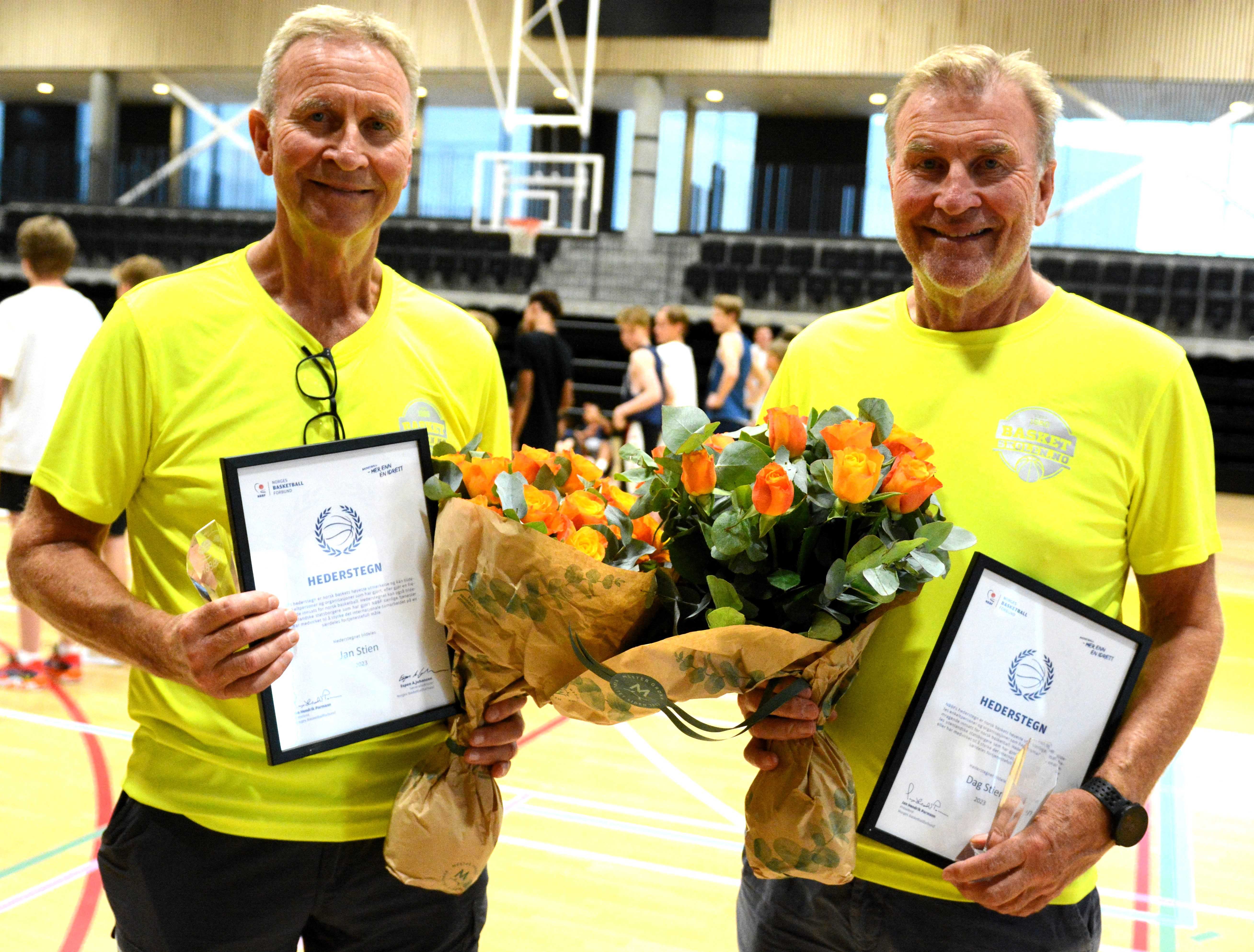Jan (til venstre) og Dag Stien ble mandag tildelt Norges Basketballforbunds høyeste utmerkelse, Hederstegnet.
FOTO: MARIANNE MAJA STENERUD 