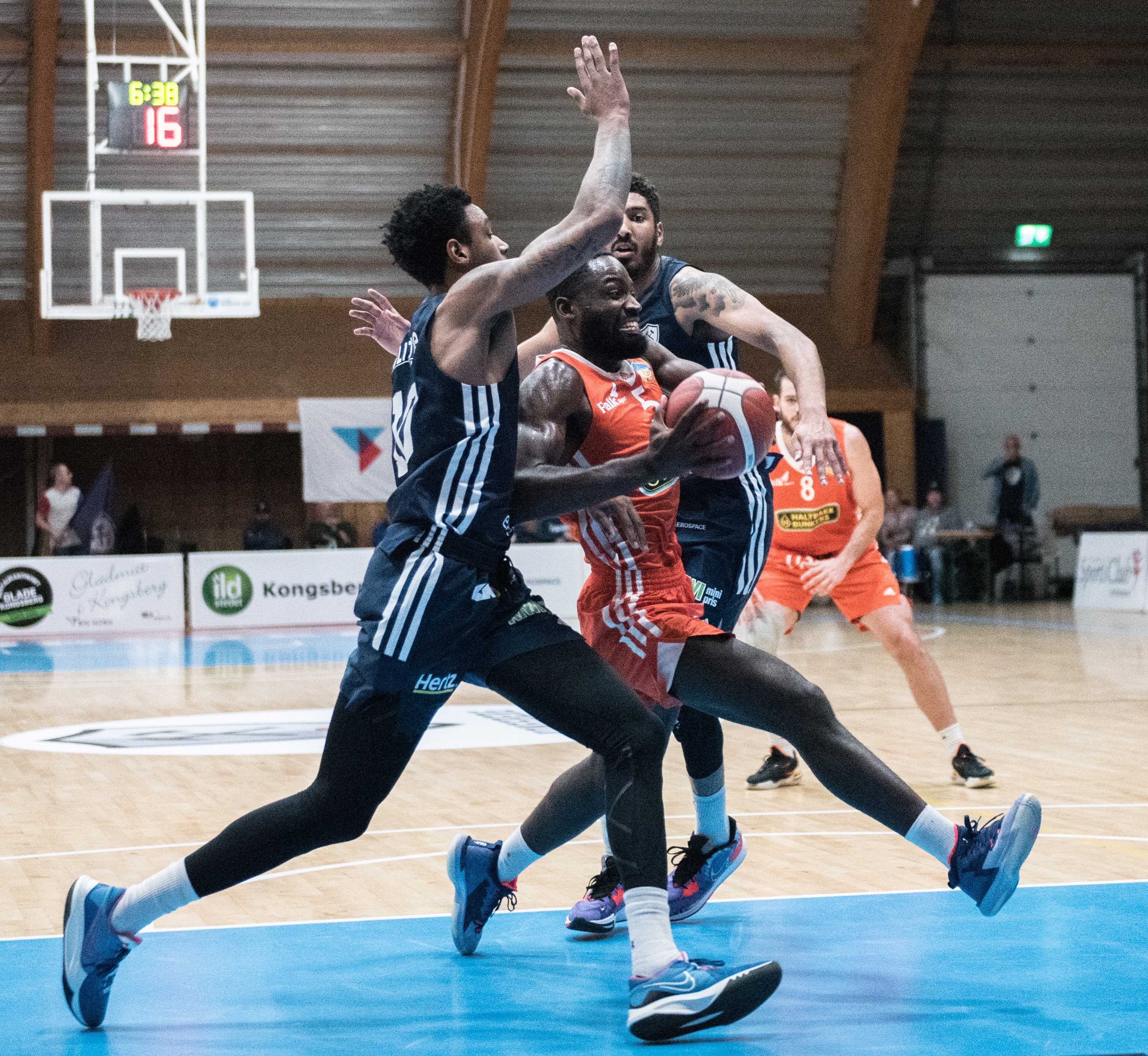 Fyllingens finske pointguard Fiifi Aidoo leverte en solid kamp mot Kongsberg Miners og hadde blant annet 14 poeng, 5 assists, 2 steals og en kraftfull blokk. Bildet er fra lagenes møte i Kongsberghallen 9. oktober og viser Aidoo i en drive mellom Xavier Green (til venstre) og Aly Hudgins.
FOTO: ERIK BERGLUND 