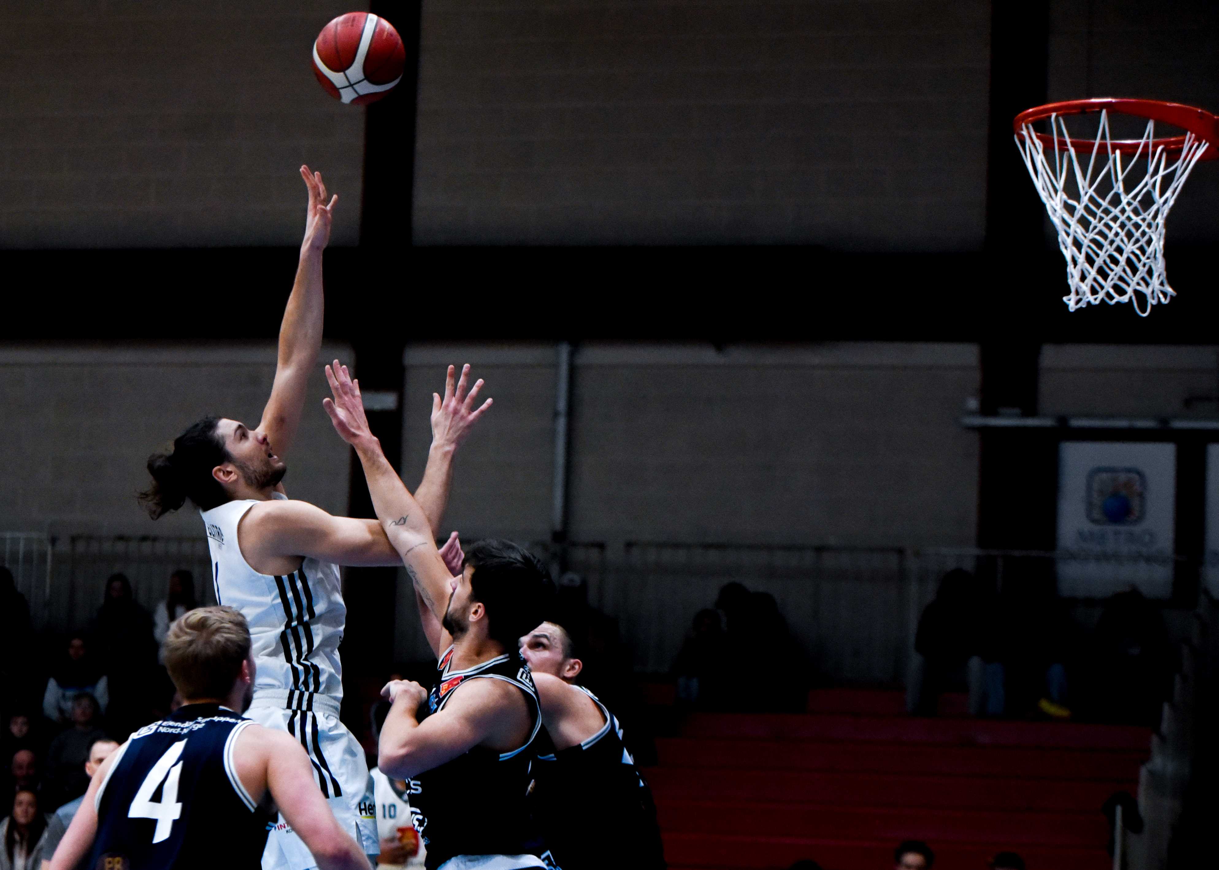 Marin Mornar hadde 25 poeng og la flere viktige poeng da Kongsberg Miners stakk fra Tromsø Storm i fjerdeperioden søndag. Her legger den kroatiske forwarden et skudd over Johannes Lange (nr 4), Billy McDonald og Petar Radojicic.
FOTO: ERIK BERGLUND 