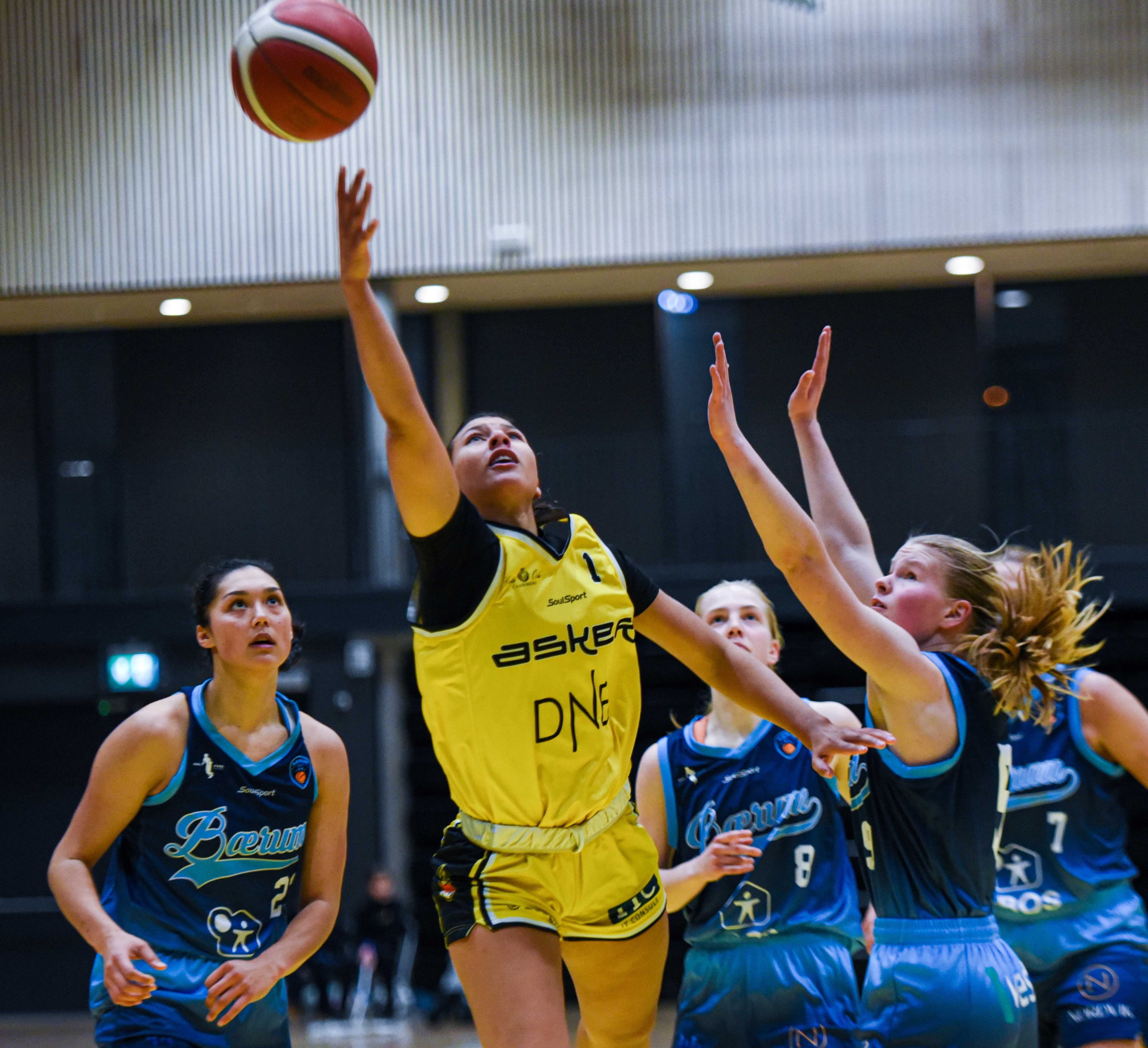 Tayler Bennett scorer med tre Bærum-spillere rundt seg, fra venstre Makana Stone, Lea Heiene Tveteraas og Selma Deisz. Bildet er fra Leikvollhallen 4. januar, da Asker Aliens slo Bærum 78-53.
FOTO: ERIK BERGLUND  