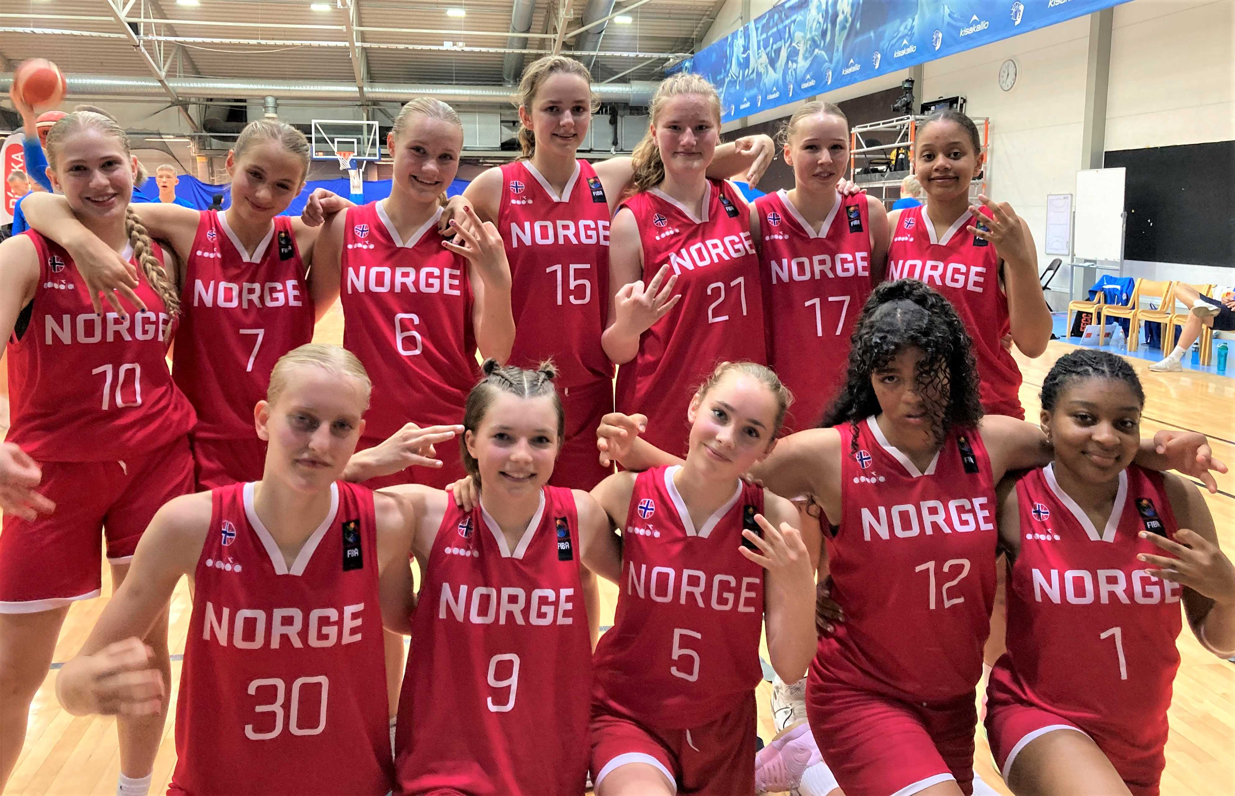 Glade U16-jenter som markerer for trepoengstreff og 50 poeng i en jevnspilt kamp mot Estland i nordisk. Bak fra venstre Rakel Sif Omarsdottir, Sofie Hoelsbrekken, Oda Tveiten, Astrid Laugen, Maya Dahle, Johanna Kolseth Kiland og Siena Sanford. Foran fra venstre Kaja Heiene Tveteraas, Edel Hjelle, Ane Solberg, Andrea Fergem Faal og Gemima Lesole Nkanga.
FOTO: BRENT HACKMAN 