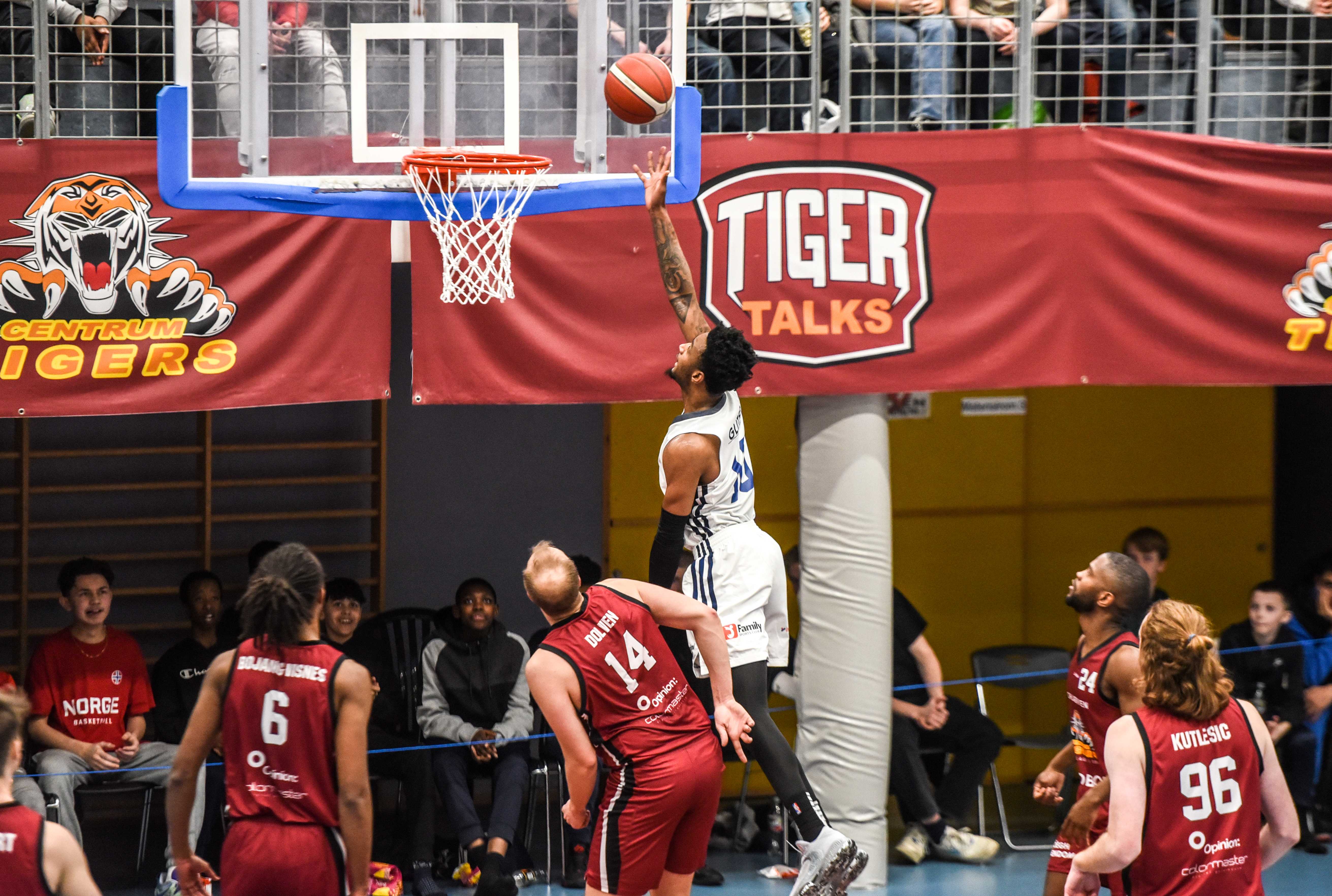 Xavier Green kom i foultrøbbel i Vulkanhallen, men satte 4 av 4 trepoengere og var bare to assists unna en triple-double med sine 21 poeng, 11 returer og 8 assists. Her er Kongsbergs amerikanske guard kommet seg fri med en hel Centrum-femmer rundt seg. I venstre bildekant skimter vi så vidt Pat Dickert, de øvrige spillerne er fra venstre Oliver Bojang Visnes, Johannes Dolven, Ilarion Bonhomme og Petar Kutlesic.
FOTO: ERIK BERGLUND 