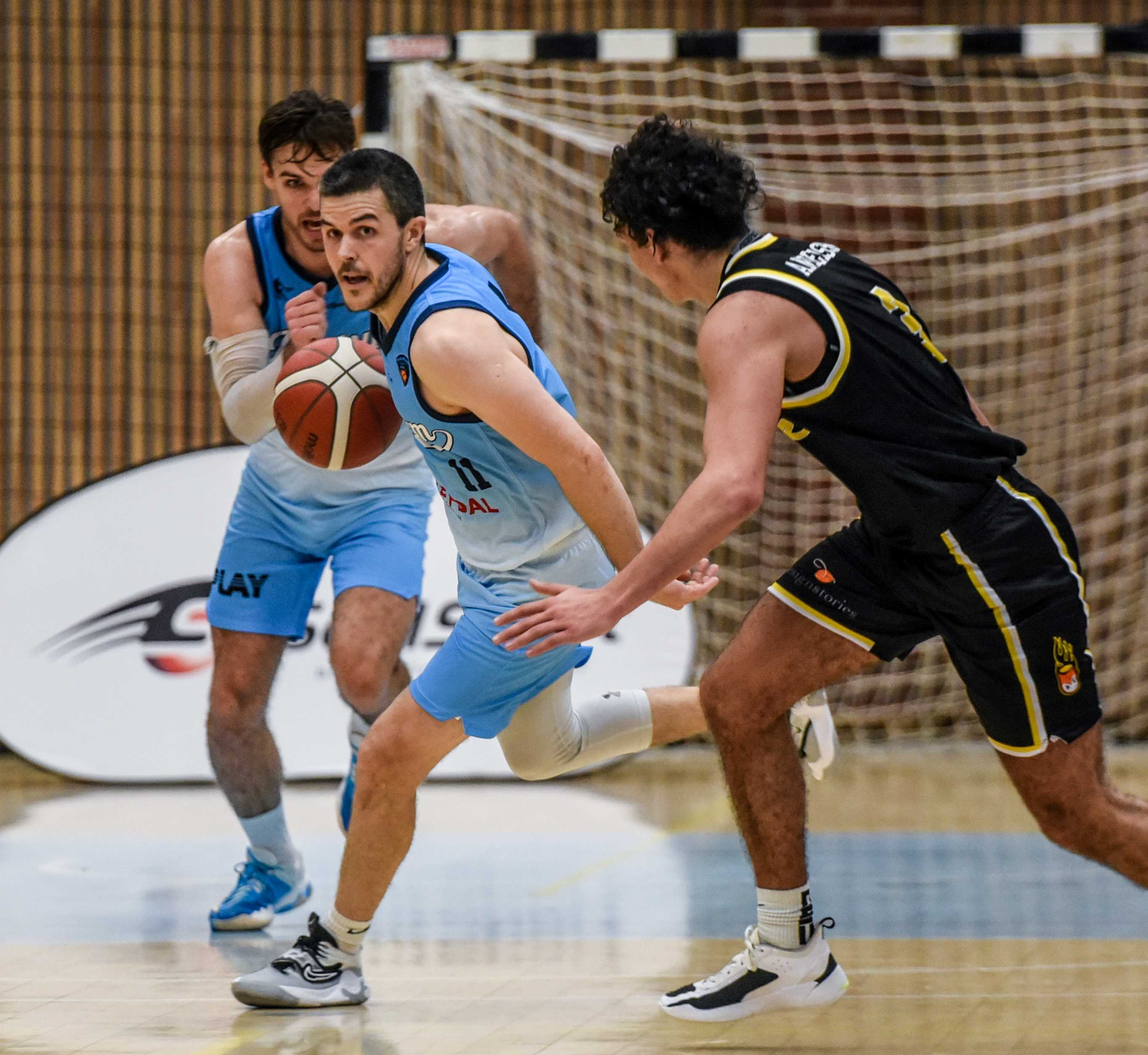 Stian Mjøs og Sjur Dyb Berg (bak) står for rutinen i Bærums lag og førte an i seieren over Asker Aliens. Mjøs satte 4 av 6 trepoengere og hadde 18 poeng, 12 assists og 7 returer, Berg noterte seg for 17 poeng, 11 returer og 7 assists. Her er det Max Andersson som prøver å følge Bærum-kapteinen.
FOTO: ERIK B. BERGLUND 