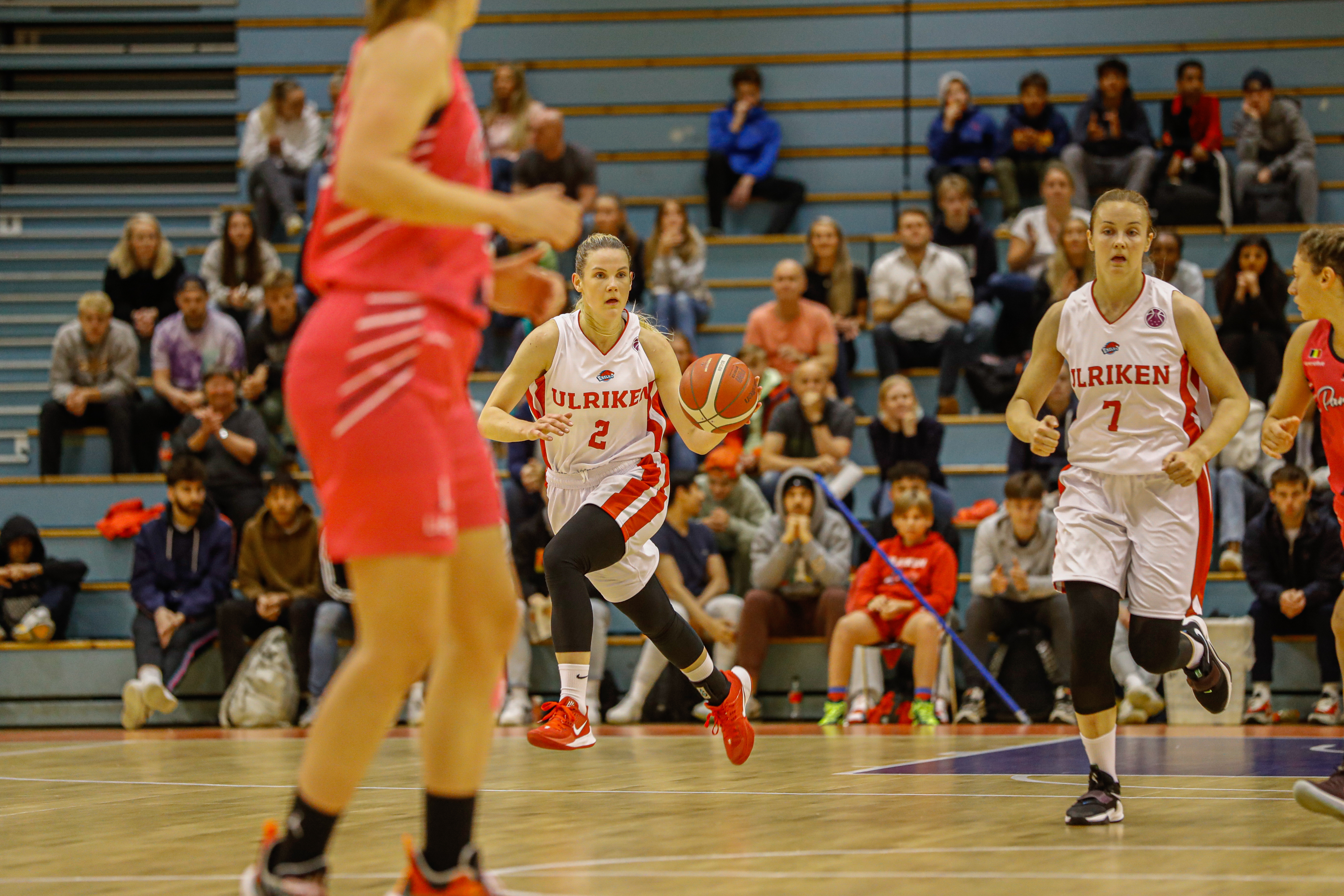 Stine (med ballen) og Maren Hoff Austgulen spilte og vant NM-finale sammen i 2011 og Stine også i 2012, da hun var toppscorer med 29 poeng. Nå blir Austgulen-søstrene når Ulriken Eagles skal forsøke å vinne norgesmesterskapet igjen etter ti års venting. Her mot Liége Panthers i EuroCup.
FOTO: NICHOLAS NORENG   