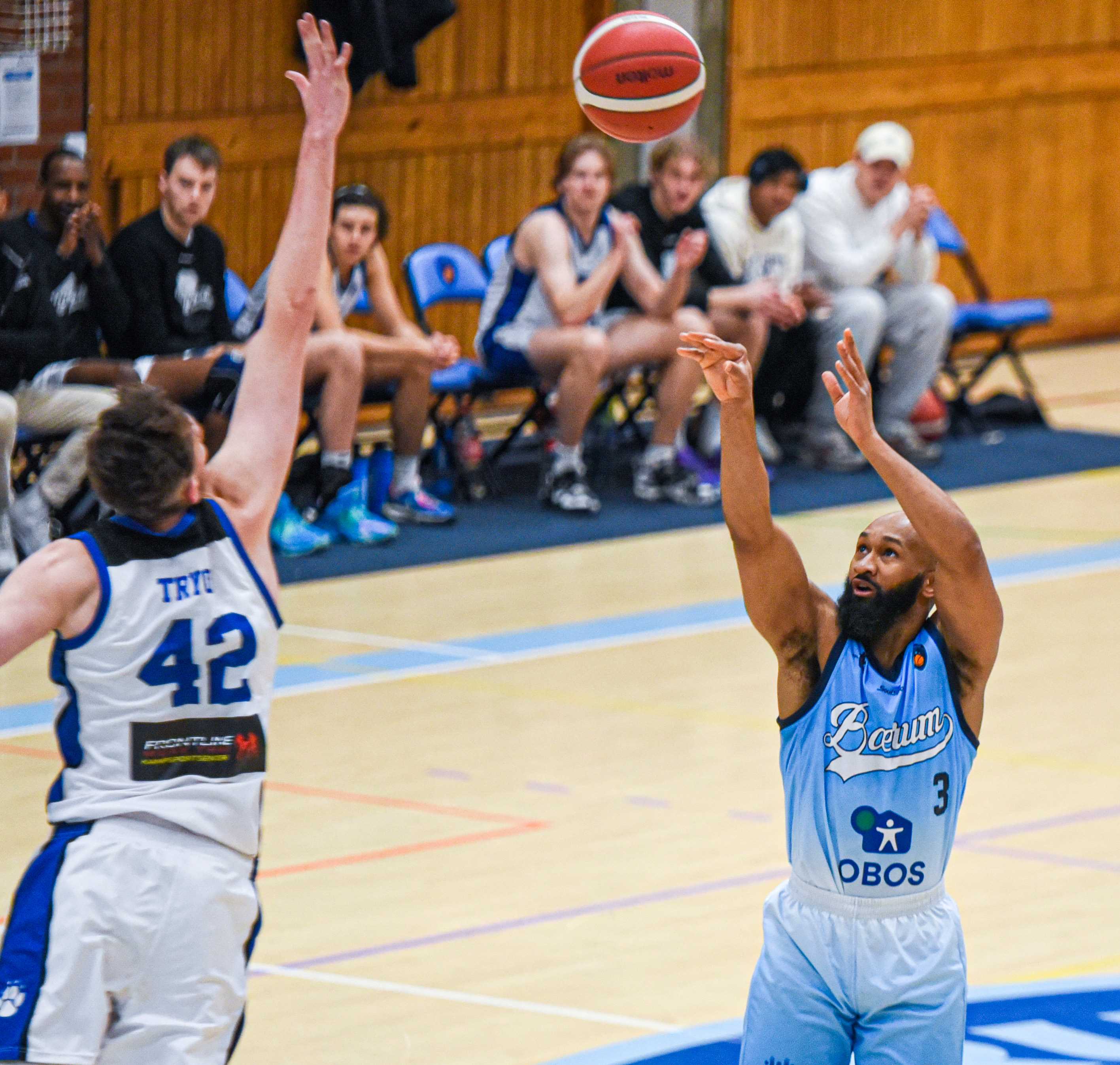 Eric Gilchrese satte tre 3-poengere og endte som toppscorer med 15 poeng i sin sesongdebut i Nadderudhallen. Her skyter 35-åringen over Oppsals 2,11-center Jacob Tryon.
FOTO: ERIK BERGLUND 