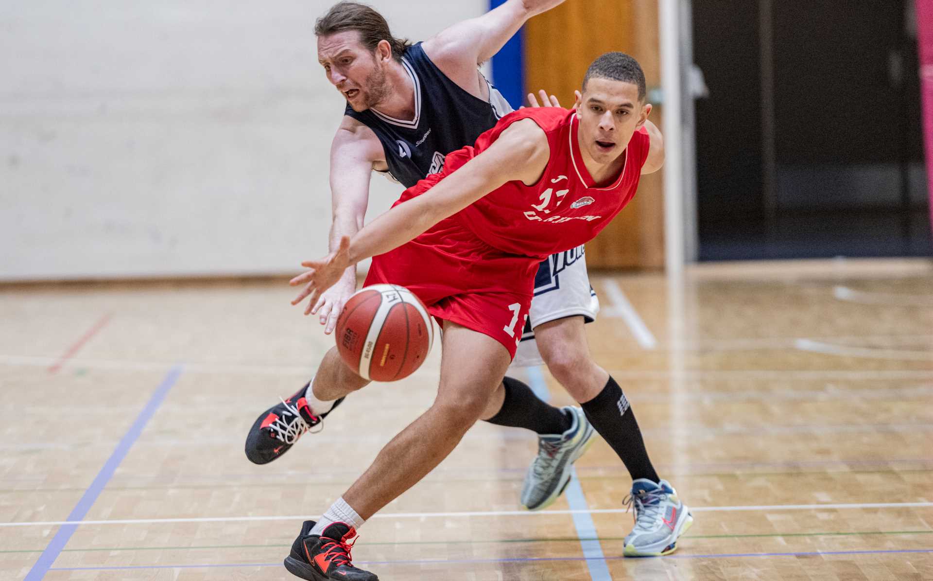 To generasjoner: Ulrikens 16-årige forward Gabriel Sanford har kommet seg forbi TNT-veteranen Per Ingar Berthelsen (39). TNT Towers vant kampen i Landåshallen 83-65 og fikk også med seg seier over Bergen Elite fra åpningshelgen i nasjonal 1. divisjon.
FOTO: ASTRID HAGLAND GJERDE 
