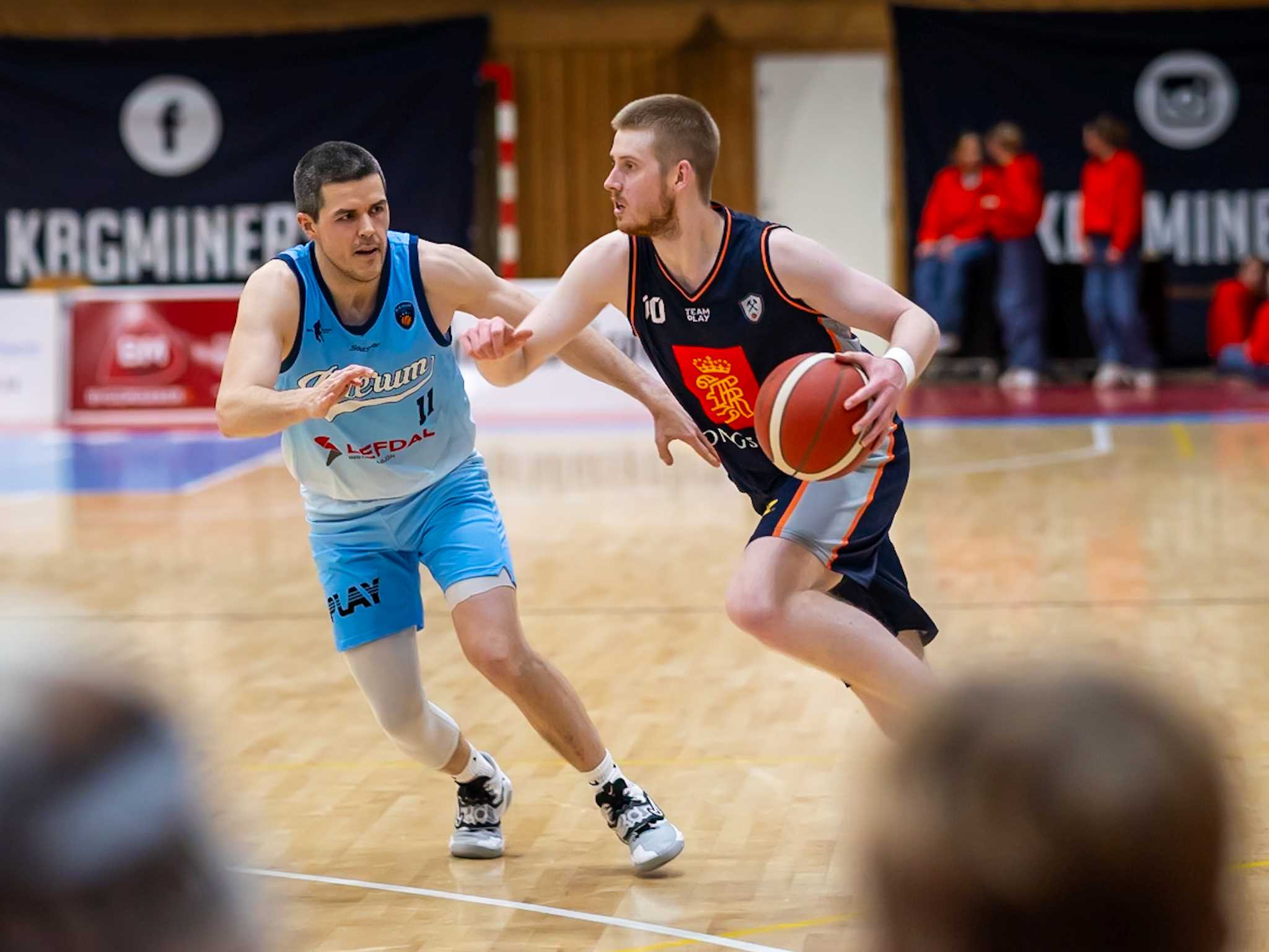 Tobias Rotegård i en drive mot landslagskollega og Bærum-kaptein Stian Mjøs. Rotegård hadde 18 poeng og ble avgjørende da Kongsberg Miners vant 97-89 i onsdagens kamp.
FOTO: ESPEN SANDENGEN 