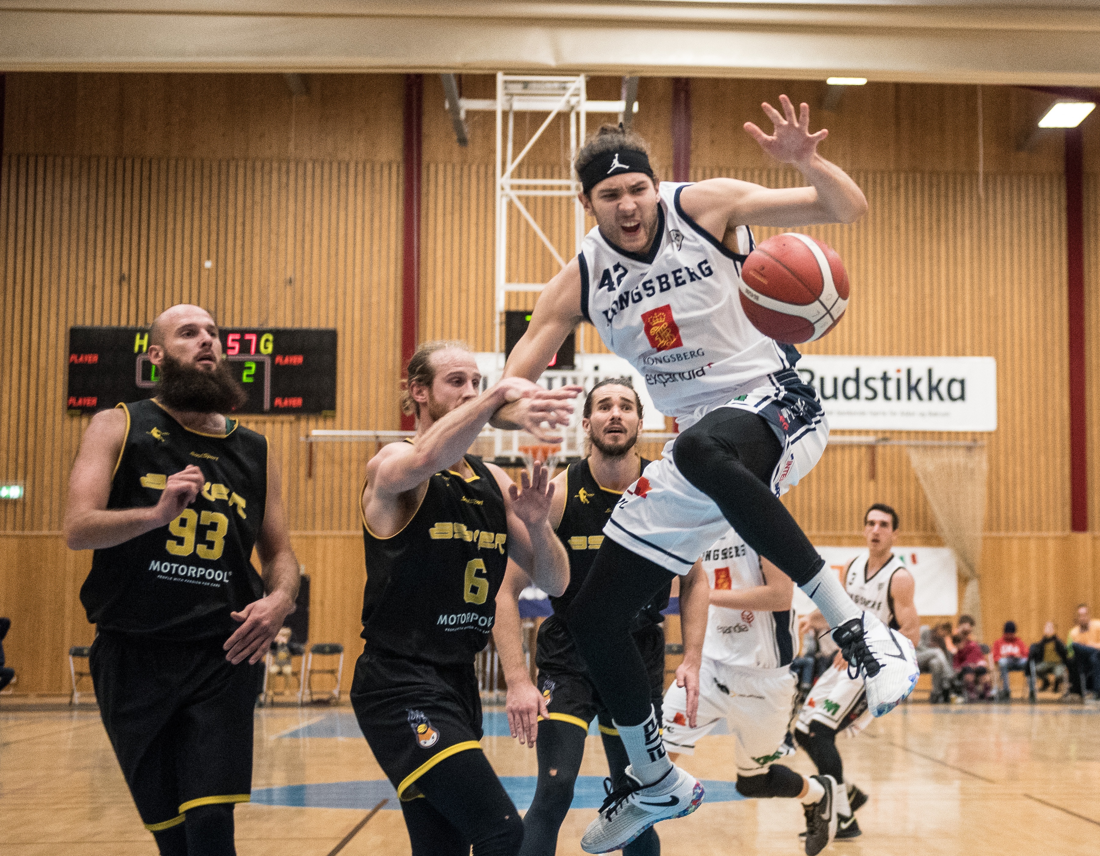 Marin Mornar var høyt og lavt i Miners-angrepet og endte med 19 poeng, 12 returer og 7 assists. Her er det Stian Emil Berg som forsøker å stoppe den allsidige kroaten. Paulius Grebliunas, Torgrim Sommerfeldt og Juan Ferrales (helt til høyre) følger situasjonen.
FOTO: ERIK BERGLUND 