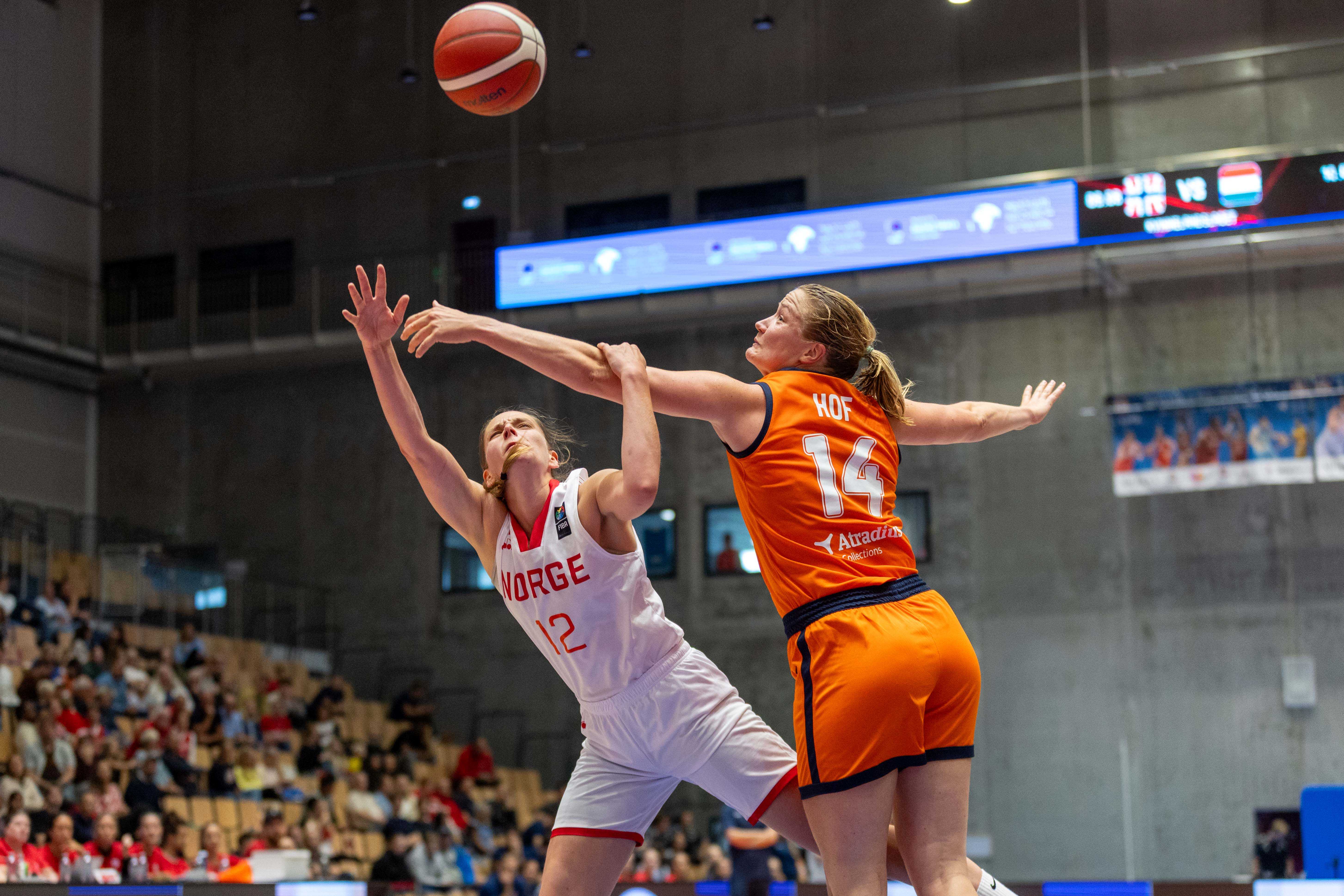 Tori Solberg Halvorsen får avsluttet, men blir feilet av Nederlands ledende forward, 191 cm høye Emese Hof - som spiller i EuroLeague med tsjekkiske USK Praha. Den norske lagkapteinen hadde 5 poeng og 5 returer i lørdagens kamp.
FOTO: BRAGE ÆSØY TITLESTAD 