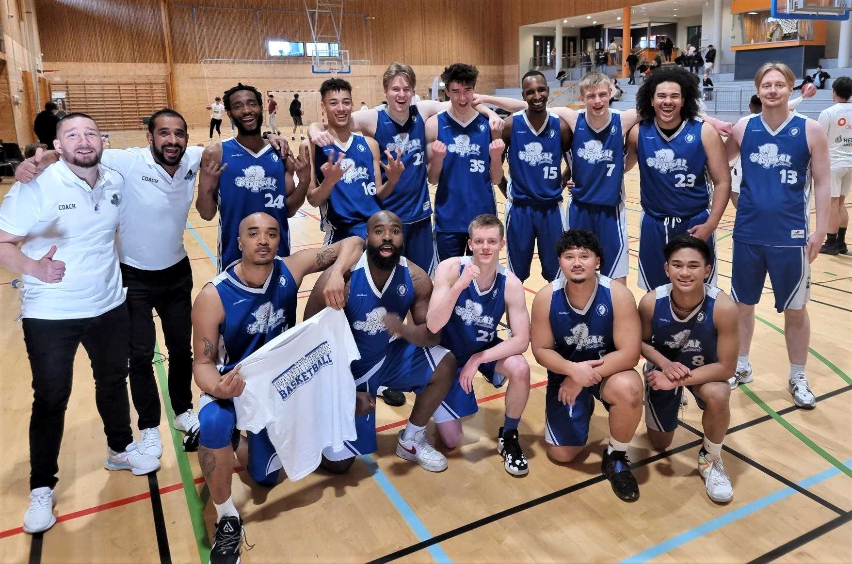 Oppsals spillere og trenere jubler for opprykk. Bak fra venstre Jarl Kristian Jespersen, Sohail Ashraf, Nick Kervens St. Hilaire, Etienne Nasser Aspevik, Jonathan Siggaard Linnestad, Vuk Vucetic, Joseph Mohamed Suleiman, Niclas Telle Ellingsen, Kevin Leander Fiabema og Ola Oksdøl Johansen. Foran fra venstre Thomas Ble, Jules Akvama, Adrian Mæland Sørslett, Ruzh Rafallo Baleros og Rhovic Joshel Sisor.
FOTO: OPPSAL BASKET 
