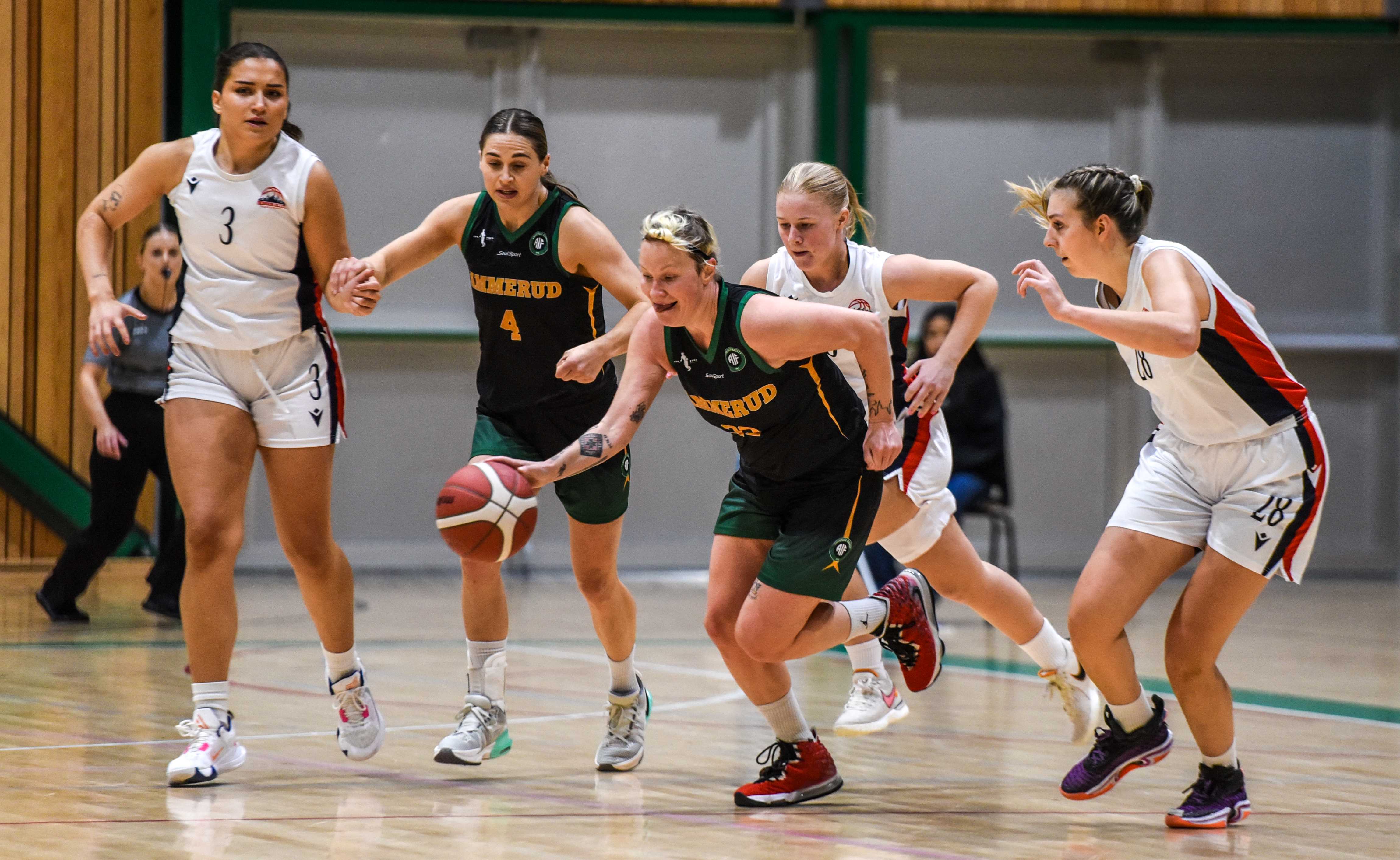 36-årige Alexandra "Sasja" Polishchuk satte 4 av 7 trepoengere og hadde 20 poeng, 7 assists og 4 steals i sin Ammerud-debut. Her setter den ukrainsk-kanadiske guarden fart opp banen. De øvrige spillerne i bildet er fra venstre Lucia Ruiz Galvan, Ammerud-kaptein Josephine Traberg, Victoria Minne og Sunniva Vik Pettersen.
FOTO: ERIK B. BERGLUND 