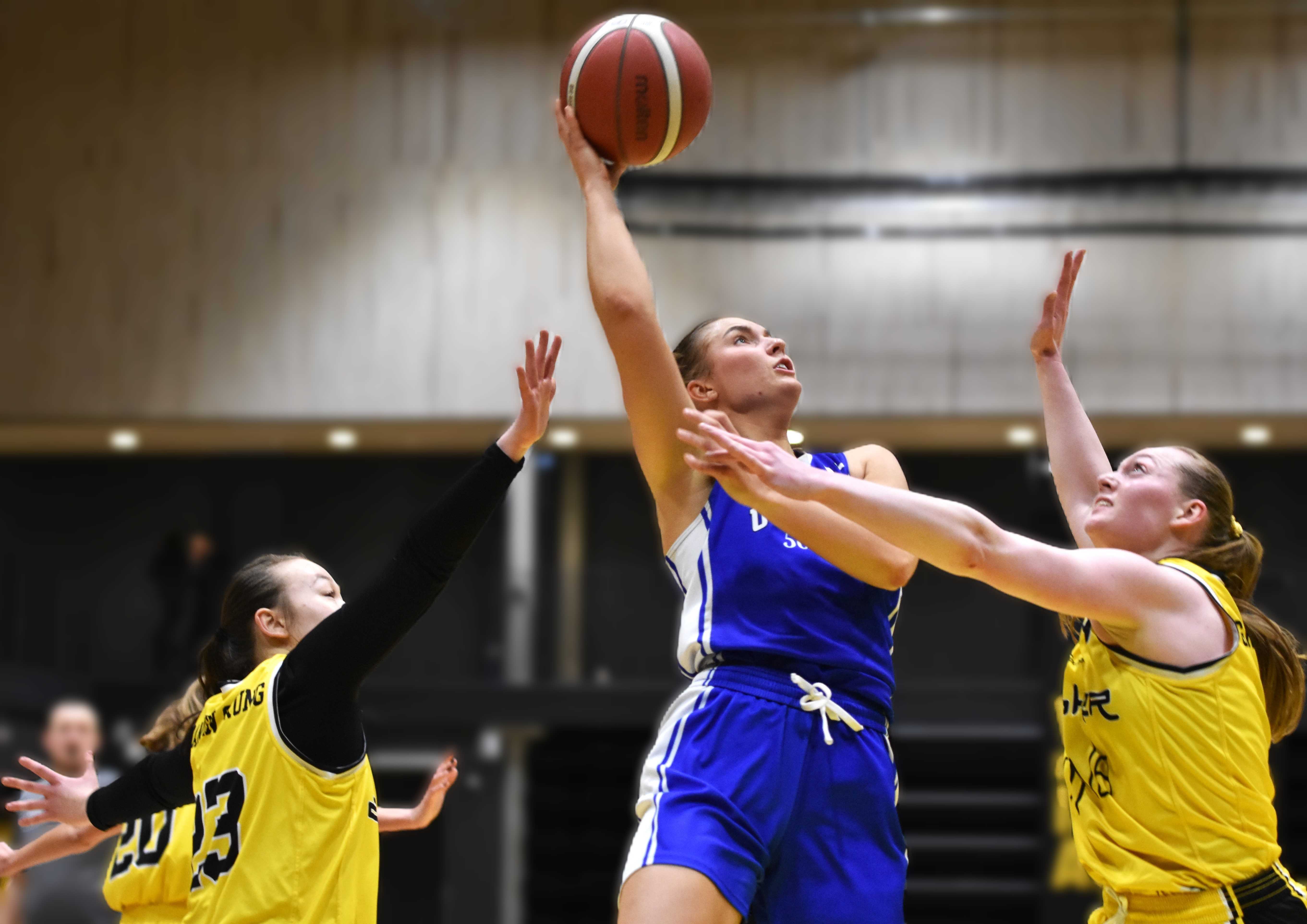 Maren Mildestvedt hadde 14 poeng, 6 returer og 3 assists for Ullern mot Asker Aliens. Her legger hun et skudd over Siri Granheim. Til venstre er Ane Mai Tangen Grung.
FOTO: MARIANNE MAJA STENERUD 