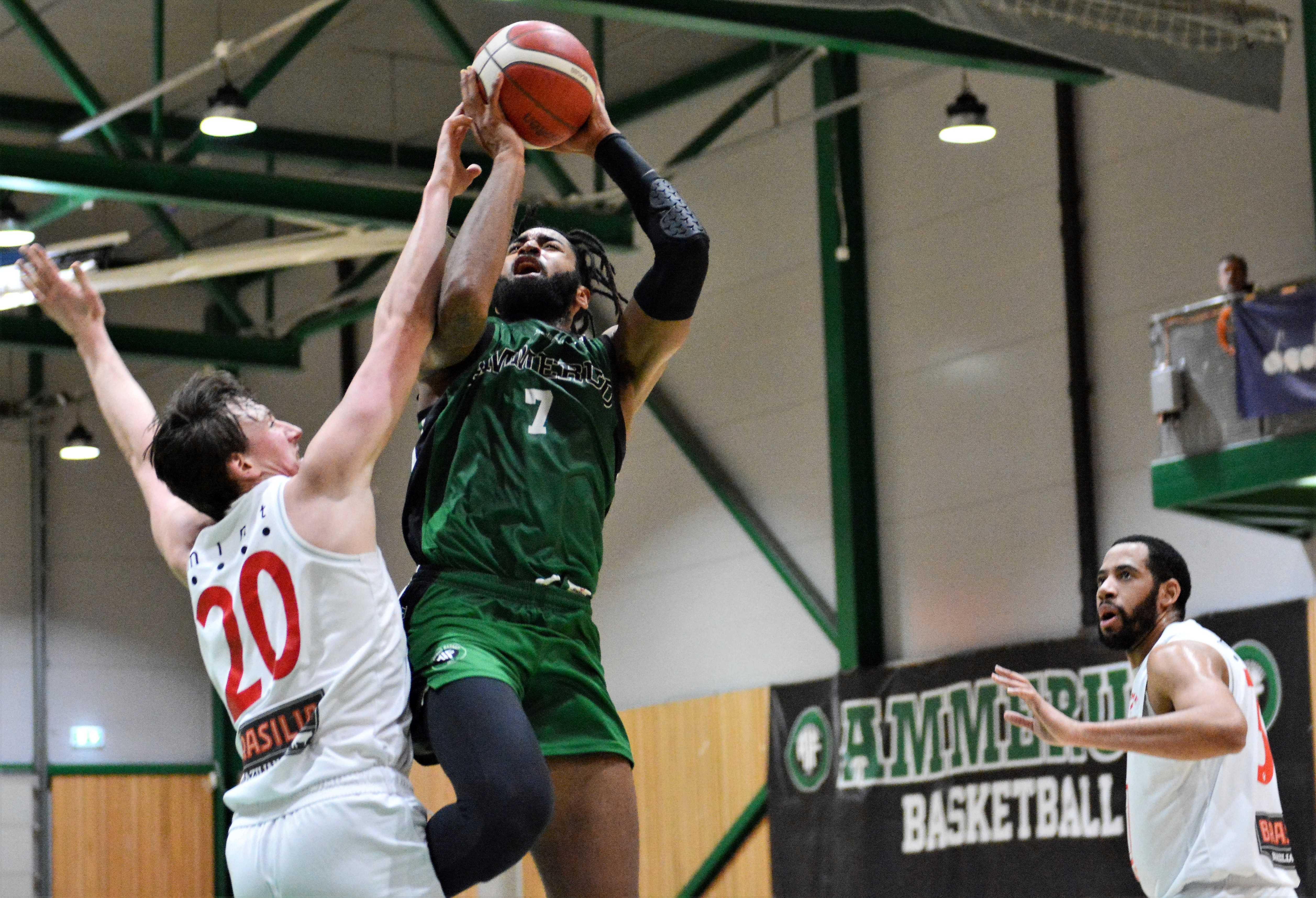 Jordan Session hadde 32 poeng og 13 returer da Ammerud klinket til med 98-74 over Gimle i Bergen søndag. Bildet er fra lagenes møte på Apalløkka tirsdag med Session på skudd mot Eivind Lamo og Bryan Coleman til høyre i bildet.
FOTO: MARIANNE MAJA STENERUD 