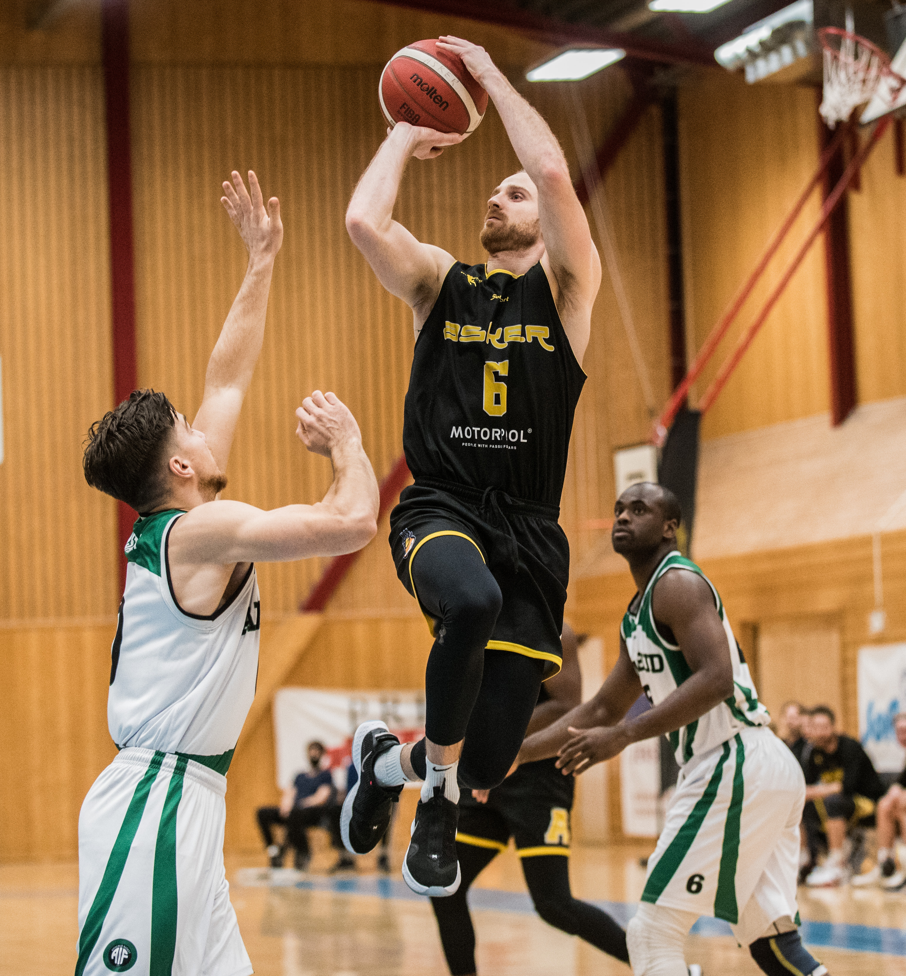 Stian Emil Berg styrte Asker fra pointguard og ble kampens toppscorer med 24 poeng etter sterke driver og god langskyting. Her legger hjemmelagets kaptein to poeng mellom Andreas Isaksen og Plaisir Nzitani Mukoko.
FOTO: ERIK BERGLUND  