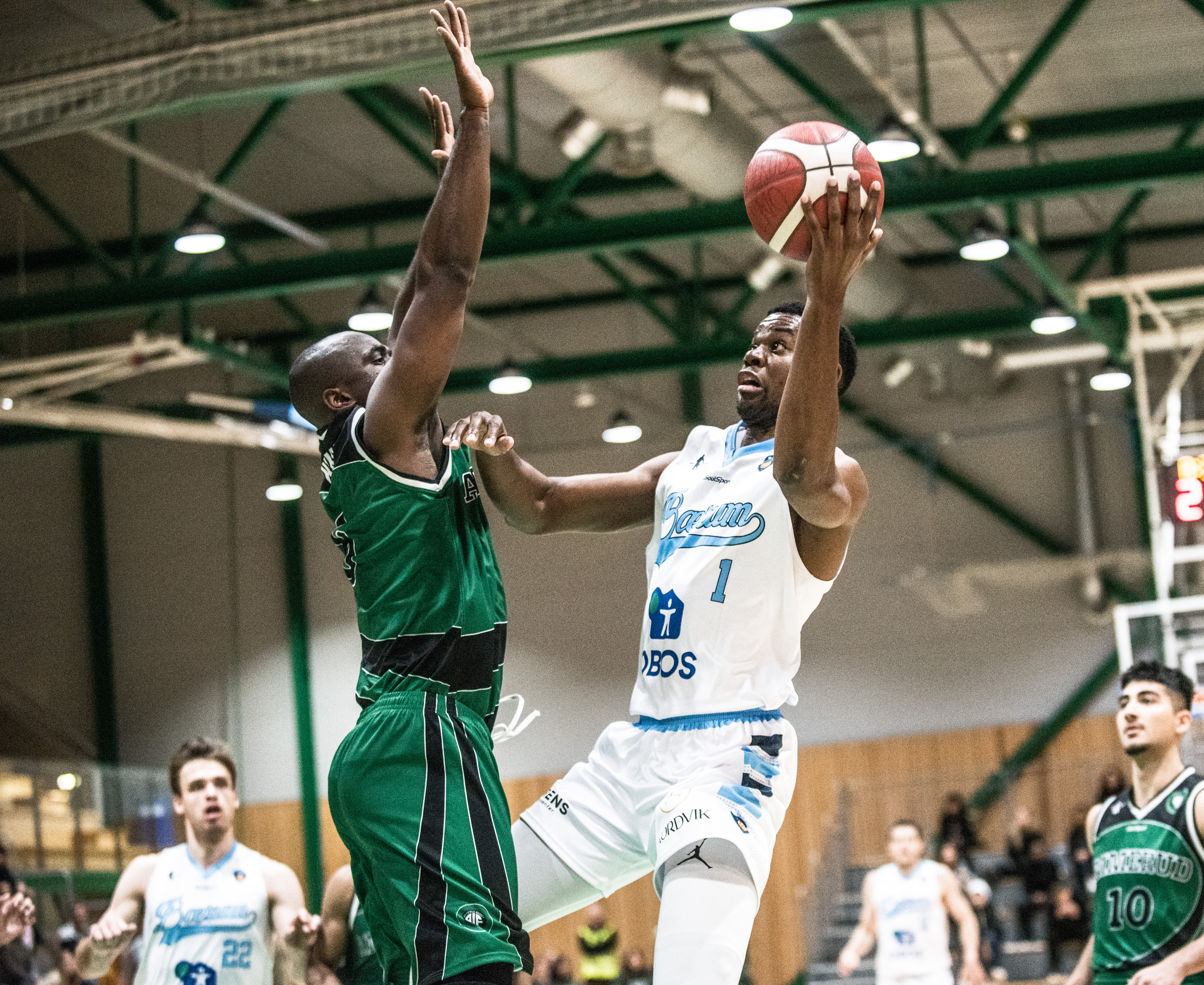 Yannick Anzuluni ble etter hvert vrien å stoppe for Plaisir Nzitani Mukoko og resten av Ammerud-laget. Bærum-forwarden la 5 av 6 trepoengere og endte på 23 poeng, 8 assists, 7 returer og 4 steals da gjestene dro fra til seier 115-90. Bak i bildet ser vi Sjur Dyb Berg (til venstre) og Ouzhan Farzaneh.
FOTO: ERIK BERGLUND 