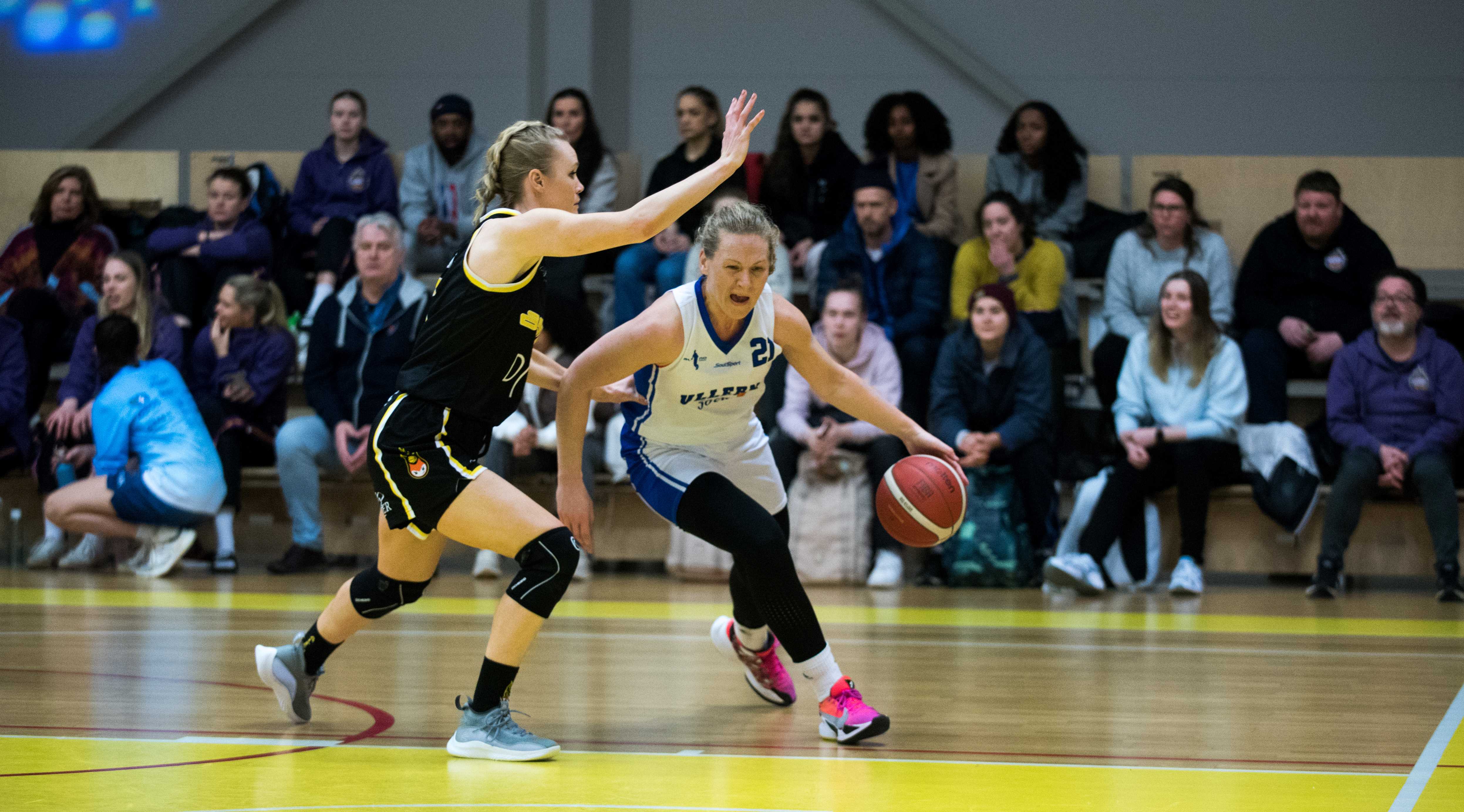 Tina Stenerud Moen endte med 22 poeng, 10 returer og 5 assists da Ullern sikret bronsemedaljer med 76-69 over Asker Aliens. Her er hun i en drive mot Ina Marie Ekholt.
FOTO: ERIK BERGLUND  