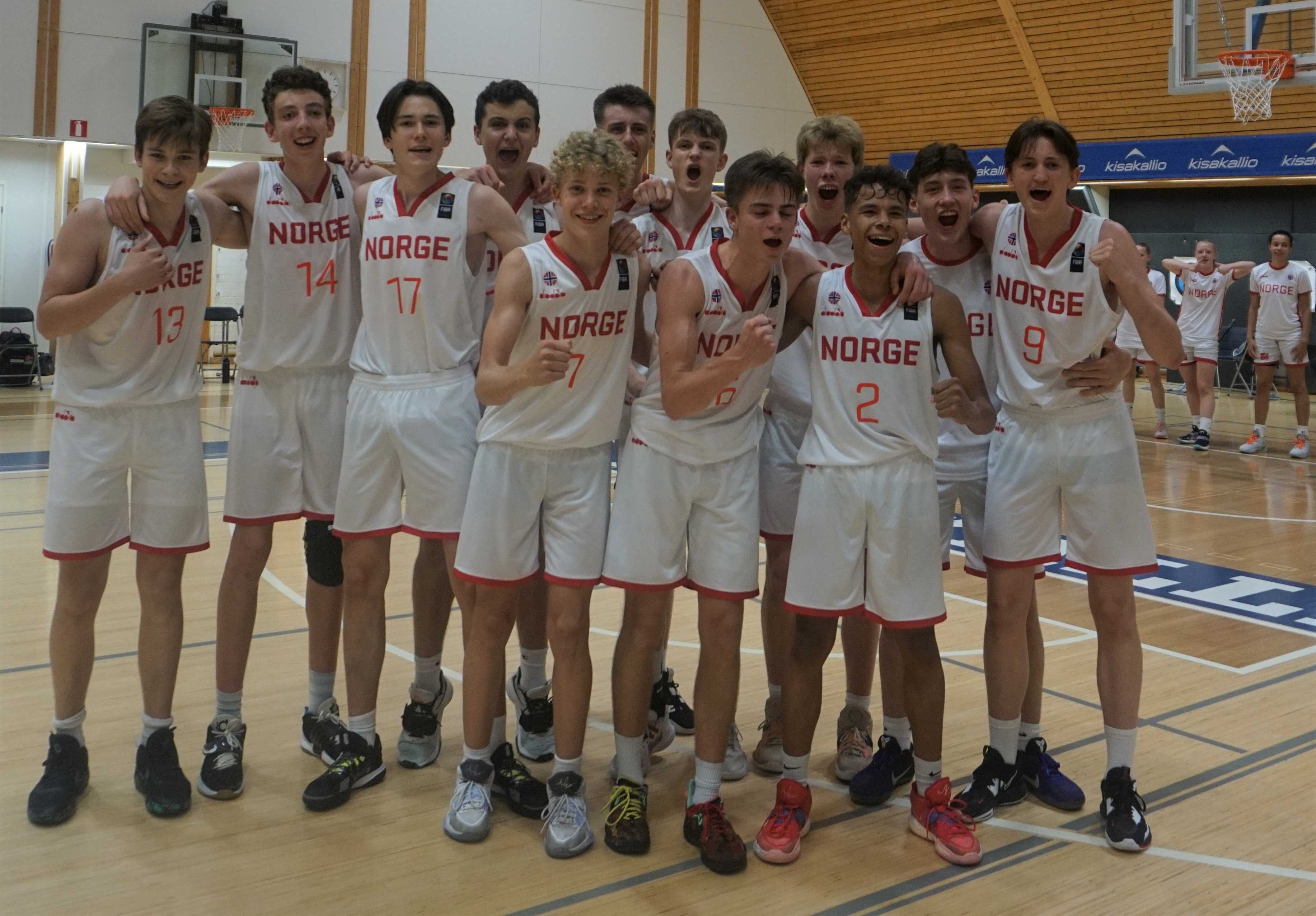 U16-spillerne jubler etter 66-63 over Estland i nordisk mesterskap torsdag. Fra venstre Kristoffer Teigland, William Ljones Kruse, Luka Zivkovic-Tønder, Eskil Grimsmo, Johannes Wangensteen, Ludvik Bergseng (bak), Mathias Jacobsen, Oscar Hellebust, Sivert Nordheim, Elias Demoniere, Jonathan Kleven-Fredriksen og Dante Olsen.
FOTO: ARILD SANDVEN  